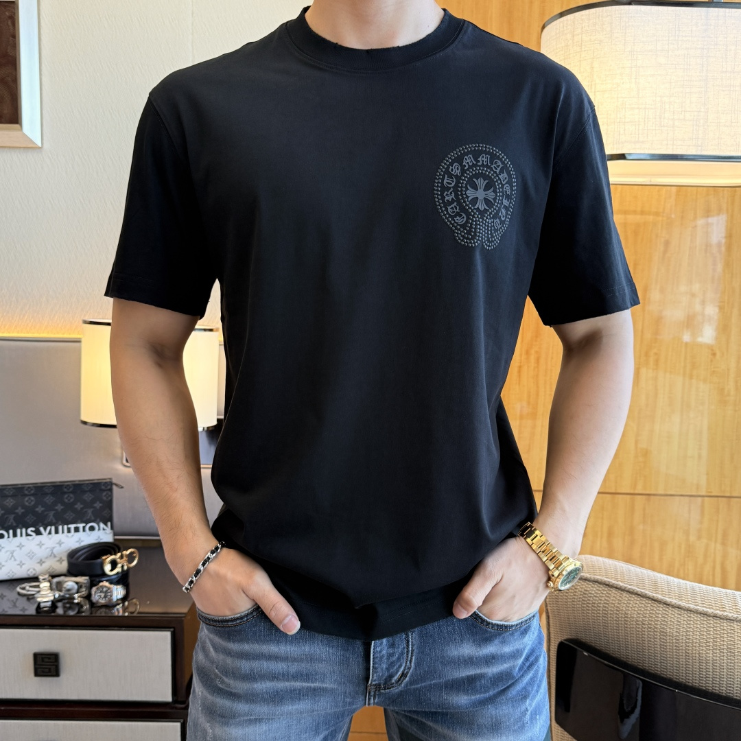 NO:935976,Croxin - 2026ss spring and summer high-quality loose-fitting short-sleeved T-shirt. Official website synchronized. High-end quality. Customized top-grade long-staple cotton fabric, 1:1 production by top manufacturers, fashionable brand heavy craftsmanship logo design, soft and delicate feel. Skin-friendly and comfortable to wear. Versatile and casual. The upper body is very good. Handsome. A must-have for trendy men. Size M-3XL. Can wear up to 210 pounds!  ,,chrome hearts,T-shirt,tees,t-shirt,19860909克罗芯- 2026ss年贺岁款春夏精品宽松版短袖T恤 官网同步 高端品质 定制顶级长绒棉面料,顶级大厂1:1制作,时尚大牌重工艺logo设计,手感柔软细腻 穿着亲肤舒适 百搭休闲 上身非常赞 帅气 潮男必备品 尺码M-3XL 最大可穿210斤！,,chrome hearts,T-shirt,tees，t-shirt,,Men's clothing