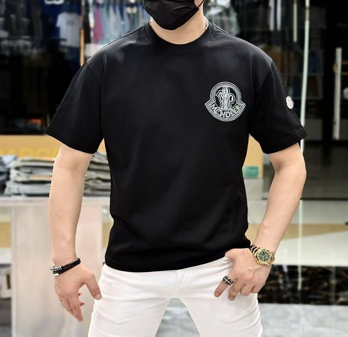 NO:438221,The 2025ss Snake Year New Year New Year Spring and Summer Boutique Loose Edition Short-sleeved T-shirt Official website synchronization High-end quality Customized top-grade long-length cotton fabric, top-level factory 1:1 production, fashionable big brand heavy craft logo design, soft and delicate touch, skin-friendly and comfortable to wear, versatile and casual, the upper body is very good, handsome, trendy men's essential products Loose size M-3XL maximum wearable, Moncler, T-shirt,tees, t-shirt,alexander wang19860909蒙口 - 2025ss蛇年贺岁款春夏精品宽松版短袖T恤 官网同步 高端品质 定制顶级长绒棉面料,顶级大厂1:1制作,时尚大牌重工艺logo设计,手感柔软细腻 穿着亲肤舒适 百搭休闲 上身非常赞 帅气 潮男必备品 宽松尺码M-3XL最大可穿斤,,Moncler,T-shirt,tees，t-shirt,alexander wang,Men's clothing