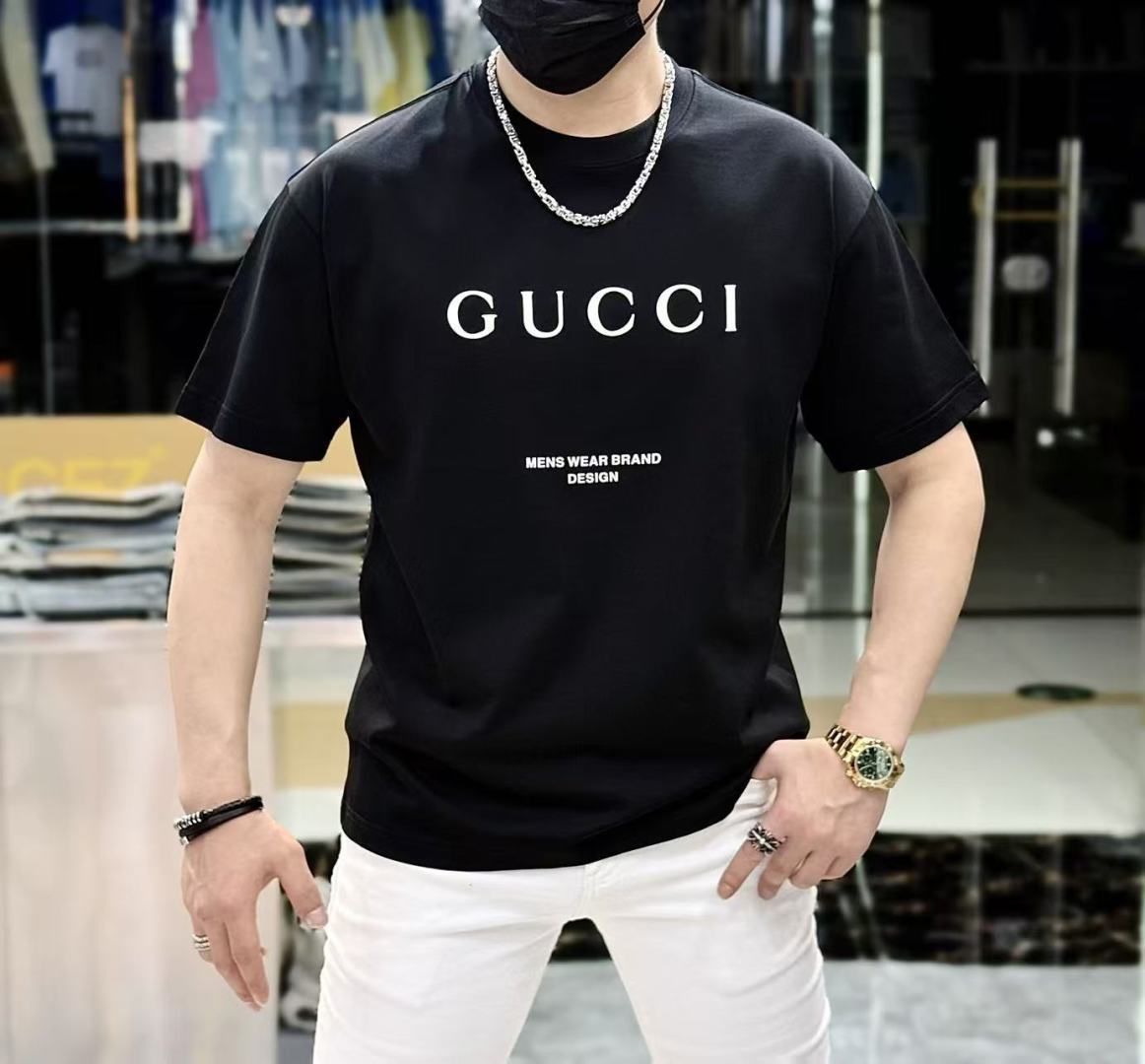 NO:438223,Guqi - 2025ss Snake Year New Year Spring and Summer Boutique Loose Edition Short-sleeved T-shirt Official website synchronization High-end quality Customized top-grade long-length cotton fabric, top-level factory 1:1 production, fashionable big brand heavy craft logo design, soft and delicate touch, skin-friendly and comfortable to wear, versatile and casual, the upper body is very good, handsome, trendy men's essential products Loose size M-3XL maximum wearable, T-shirt,tees, t-shirt,alexander wang19860909古奇 - 2025ss蛇年贺岁款春夏精品宽松版短袖T恤 官网同步 高端品质 定制顶级长绒棉面料,顶级大厂1:1制作,时尚大牌重工艺logo设计,手感柔软细腻 穿着亲肤舒适 百搭休闲 上身非常赞 帅气 潮男必备品 宽松尺码M-3XL最大可穿斤,,T-shirt,tees，t-shirt,alexander wang,Men's clothing