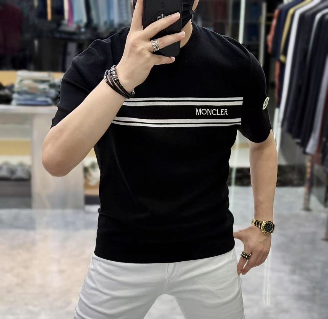 NO:523104,Covered - 2025ss autumn and winter half-sleeved knitted sweater series!  Casual business wear, essential for inner wear, selected top-grade - worsted mulberry silk blended fabric, delicate feel, close-fitting and comfortable without tying, good upper body style, warm wear, the counter logo design is very unique, male gods, don’t miss it!  Size M-3XL, Moncler,alexander wang19860909蒙口 -2025ss秋冬半袖针织毛衫系列！休闲商务外穿 内搭必备款,精选上等-精纺桑蚕丝混纺面料,面料手感细腻,贴身舒适不扎肉,上身版型好 穿着保暖,专柜标志设计非常独特,男神们别错过！ 尺码 M-3XL,,Moncler,alexander wang,Men's clothing