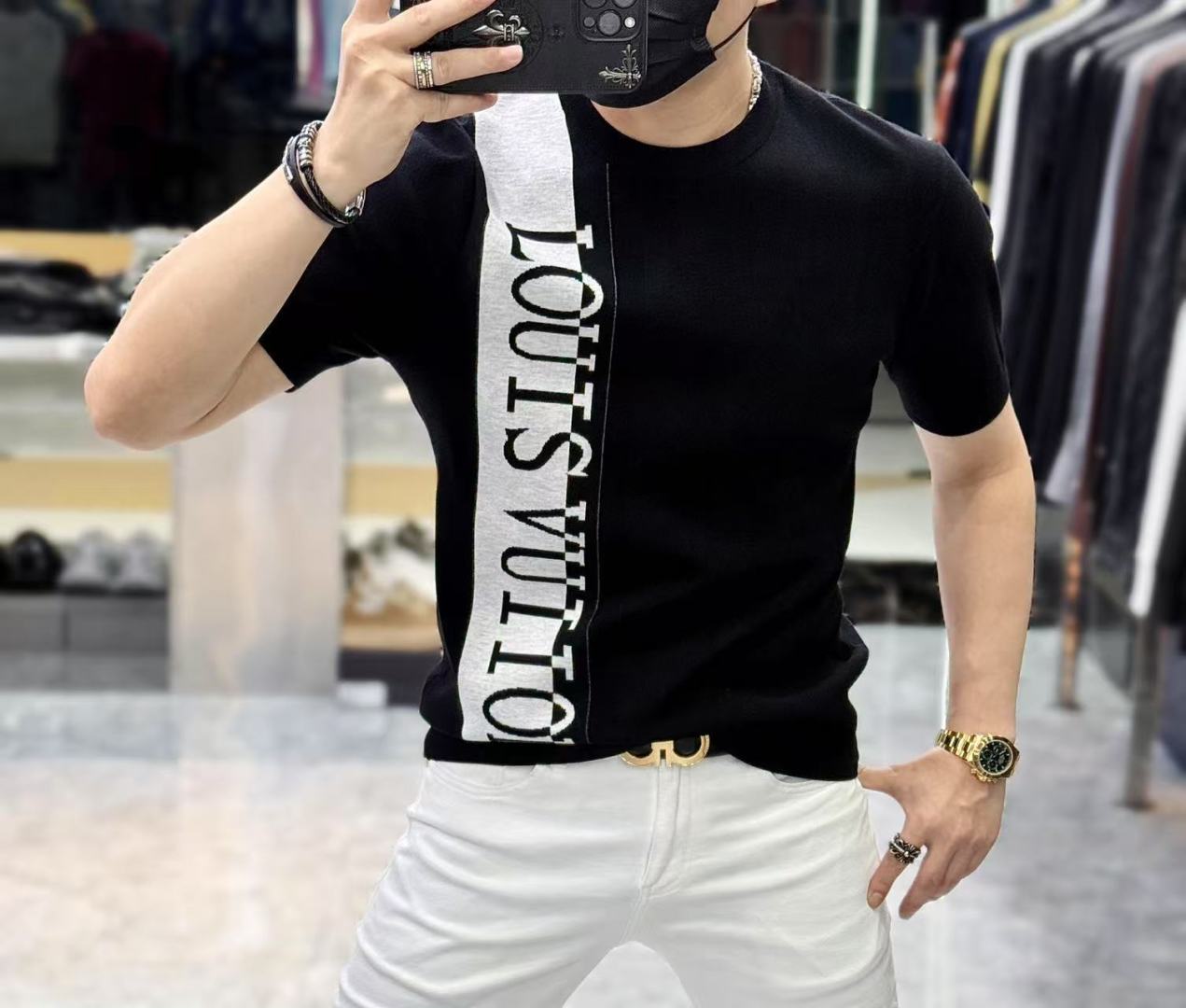 NO:523110,LV -2025ss autumn and winter half-sleeved knitted sweater series!  Casual business wear, essential for inner wear, selected top-grade - worsted mulberry silk blended fabric, delicate feel, close-fitting and comfortable without tying, good upper body style, warm wear, the counter logo design is very unique, male gods, don’t miss it!  Size M-3XL, louis vuitton,alexander wang19860909LV -2025ss秋冬半袖针织毛衫系列！休闲商务外穿 内搭必备款,精选上等-精纺桑蚕丝混纺面料,面料手感细腻,贴身舒适不扎肉,上身版型好 穿着保暖,专柜标志设计非常独特,男神们别错过！ 尺码 M-3XL,,louis vuitton,alexander wang,Men's clothing