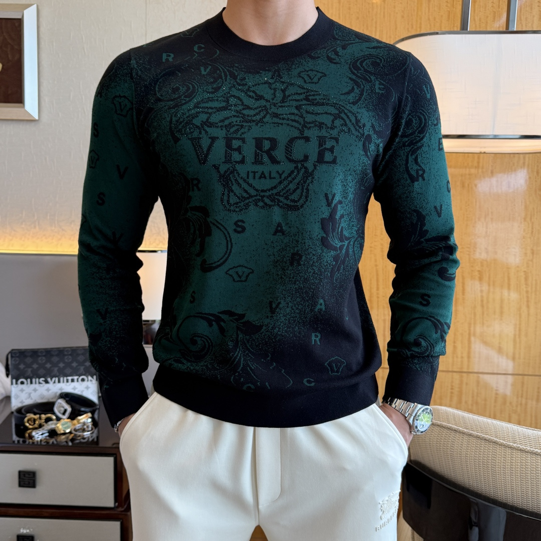 NO:523117,Versace - 2025ss autumn and winter counter has a big hit knitted sweater, casual and fashionable outside, essential for inner wear, customized imported wool blend fabric, delicate fabric, close-fitting and comfortable without thorn, good upper body style, warm, the counter logo design is very unique, original quality and craftsmanship is absolutely the highest version in the market, the top original version is super-skinned, soft and crisp, not easy to deform. The lock edge sewing plates are very rigorous and exquisite, absolutely first-line OEM requirements!  Don't miss it, male gods!  Size M-3XL, maximum wear 190 catties!  , versace,alexander wang19860909范思哲 - 2025ss秋冬专柜大爆款针织毛衫,休闲时尚外穿 内搭必备款,定制进口羊毛混纺面料,面料手感细腻,贴身舒适不扎肉,上身版型好 穿着保暖,专柜标志设计非常独特,原版品质与工艺 绝对市场最高版本 顶级原版穿着超赞 柔顺挺括,不易变形.锁边缝盘都非常严谨考究 绝对一线代工要求！男神们别错过！ 尺码 M-3XL 最大穿190斤！,,versace,alexander wang,Men's clothing