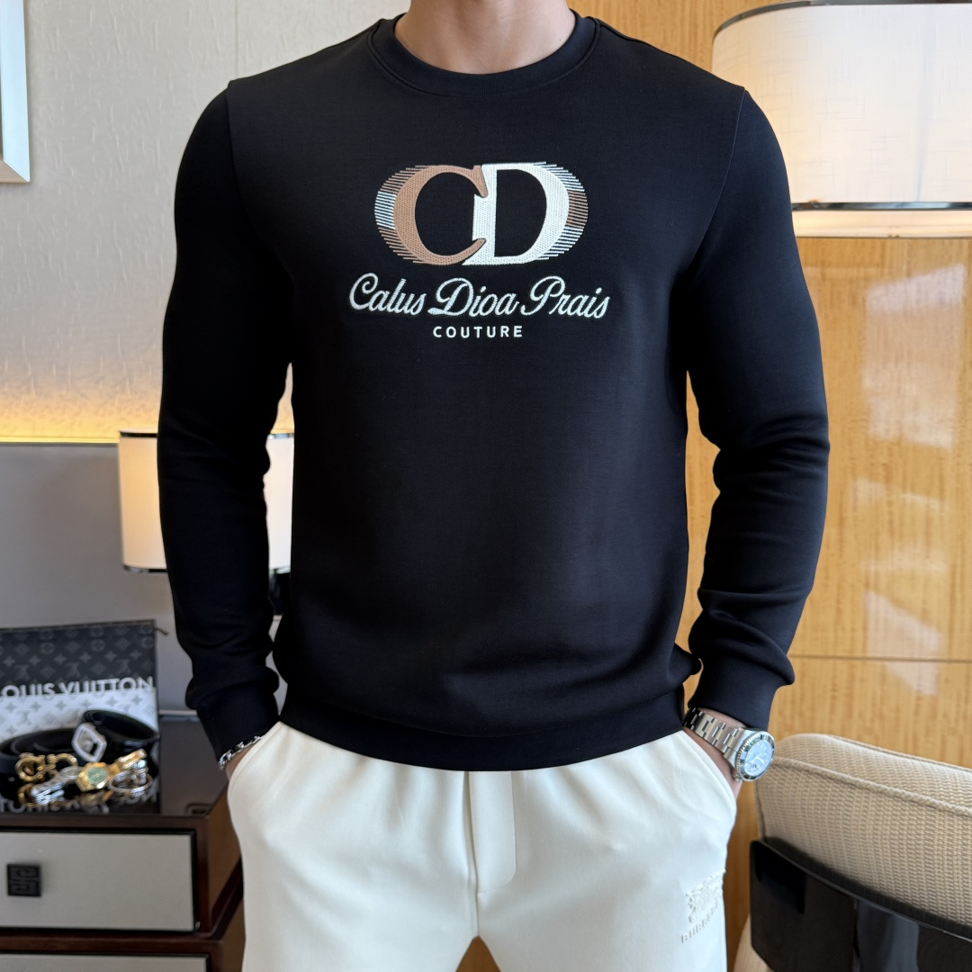 NO:519499,Dior - 2025ss autumn new model, the highest version of fashionable pullover sweatshirt, a must-have classic work every year. It is favored and praised by major stars. It is selected high-end European cotton blend fabrics, heavy craftsmanship production, original hardware and auxiliary materials logo design, soft and smooth, and dense texture!  Fashionable and stylish upper body!  One of the impeccable must-choose styles for autumn!  M-3XL can wear up to 190 pounds!  ,dior,hoodie,sweatshirts,alexander wang19860909迪奥 - 2025ss秋季大爆新款,最高版本时尚套头卫衣、每年必出的经典之作.受各大明星的青睐推崇,精选高端欧棉混纺面料,重工艺制作,原版五金辅料logo设计,柔软顺滑,质地密实！上身时尚有型！秋季无可挑剔必选款式之一！M-3XL 最大穿190斤！,,dior,hoodie,sweatshirts,alexander wang,Men's clothing