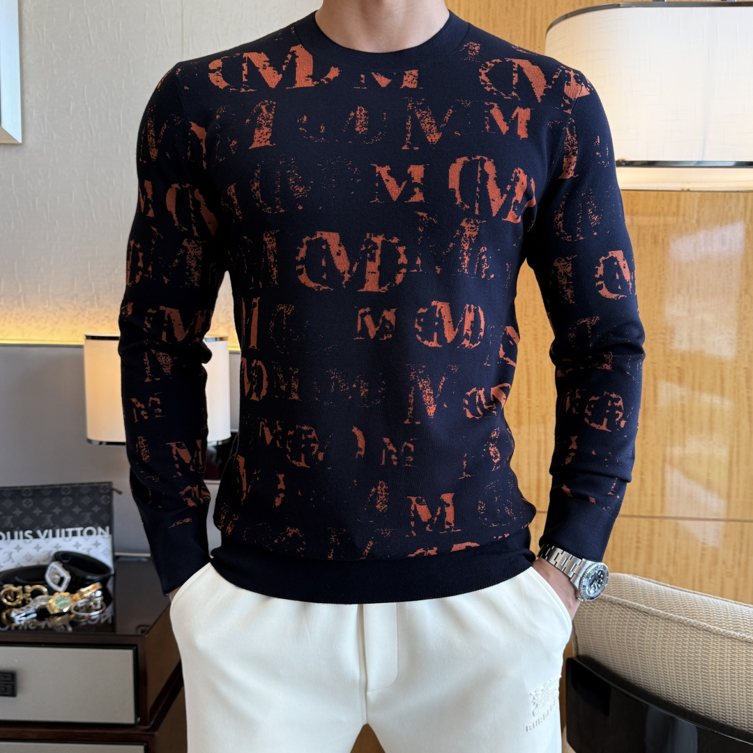 NO:519512,Valentino - 2025ss autumn and winter counter hits a big knitted sweater, casual and fashionable outside, essential for inner wear, customized imported wool blend fabric, delicate fabric feels, close-fitting and comfortable without rigging, good upper body style, warm, the counter logo design is very unique, original quality and craftsmanship is absolutely the highest version in the market, the top original version is super-skinned, soft and crisp, not easy to deform. The lock edge sewing plates are very rigorous and exquisite, absolutely first-line OEM requirements!  Don't miss it, male gods!  Size M-3XL, valentino,alexander wang19860909华伦天奴 - 2025ss秋冬专柜大爆款针织毛衫,休闲时尚外穿 内搭必备款,定制进口羊毛混纺面料,面料手感细腻,贴身舒适不扎肉,上身版型好 穿着保暖,专柜标志设计非常独特,原版品质与工艺 绝对市场最高版本 顶级原版穿着超赞 柔顺挺括,不易变形.锁边缝盘都非常严谨考究 绝对一线代工要求！男神们别错过！ 尺码 M-3XL,,valentino,alexander wang,Men's clothing