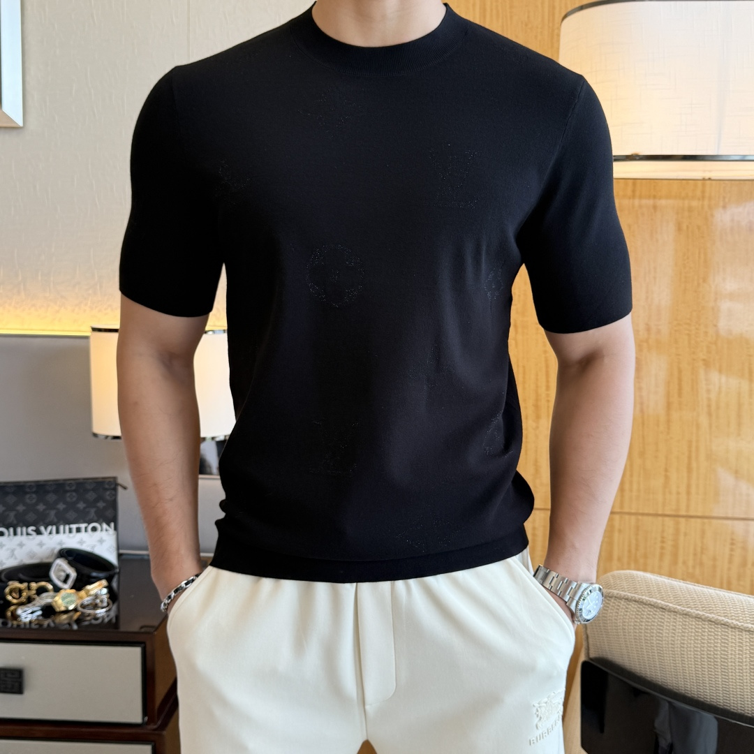 NO:521986,LV -2025ss autumn and winter half-sleeved knitted sweater series!  Casual business wear, essential for inner wear, selected top-grade - worsted mulberry silk blended fabric, delicate feel, close-fitting and comfortable without tying, good upper body style, warm wear, the counter logo design is very unique, male gods, don’t miss it!  Size M-3XL, louis vuitton,alexander wang19860909LV -2025ss秋冬半袖针织毛衫系列！休闲商务外穿 内搭必备款,精选上等-精纺桑蚕丝混纺面料,面料手感细腻,贴身舒适不扎肉,上身版型好 穿着保暖,专柜标志设计非常独特,男神们别错过！ 尺码 M-3XL,,louis vuitton,alexander wang,Men's clothing