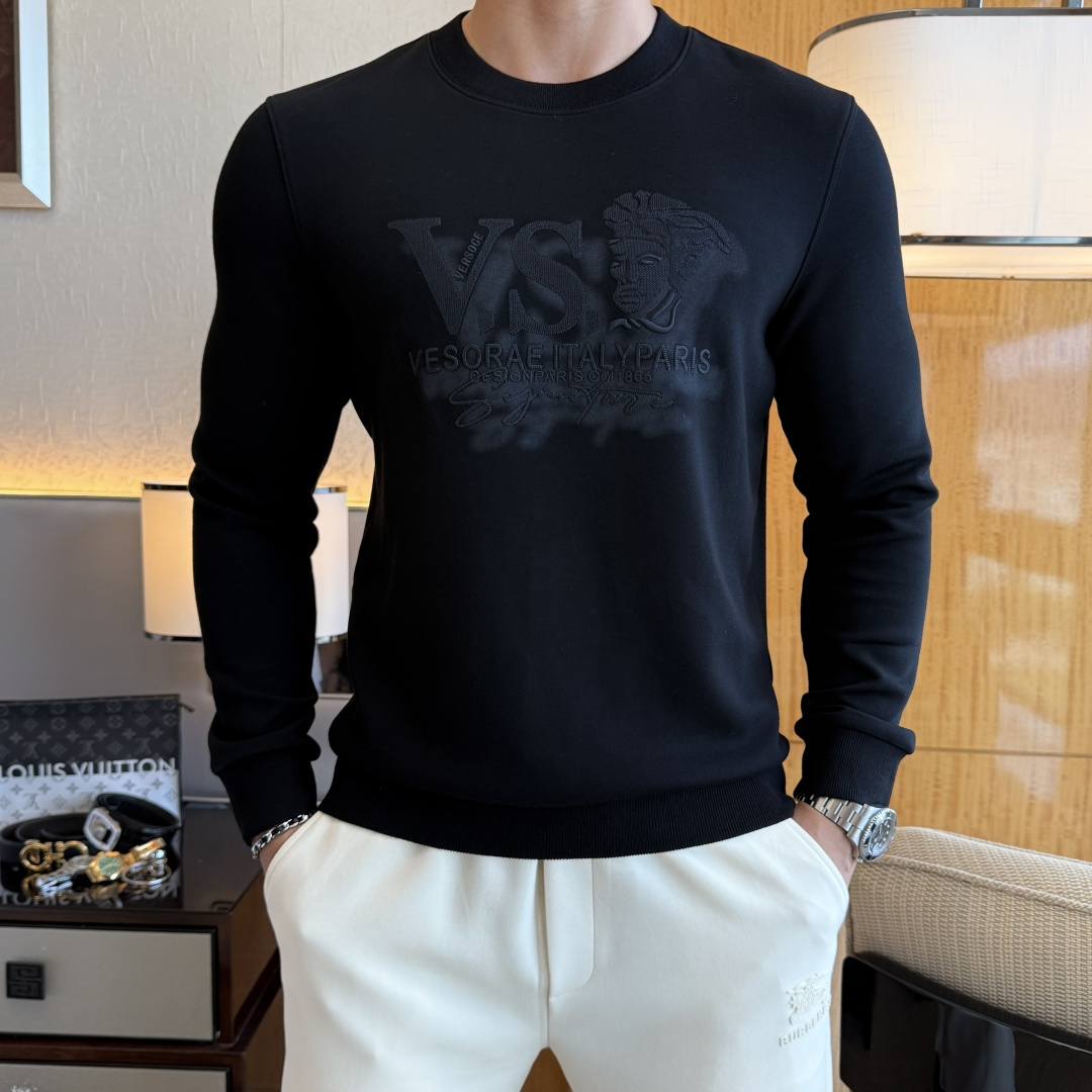 NO:523102,Versace - 2025ss autumn new model, the highest version of fashionable pullover sweatshirt, a must-have classic work every year. It is favored and praised by major stars. It is selected high-end European cotton blend fabrics, heavy craftsmanship production, original hardware and auxiliary materials logo design, soft and smooth, and dense texture!  Fashionable and stylish upper body!  One of the impeccable must-choose styles for autumn!  M-3XL can wear up to 190 pounds!  , versace, hoodie,sweatshirts,alexander wang19860909范思哲- 2025ss秋季大爆新款,最高版本时尚套头卫衣、每年必出的经典之作.受各大明星的青睐推崇,精选高端欧棉混纺面料,重工艺制作,原版五金辅料logo设计,柔软顺滑,质地密实！上身时尚有型！秋季无可挑剔必选款式之一！M-3XL 最大穿190斤！,,versace,hoodie,sweatshirts,alexander wang,Men's clothing
