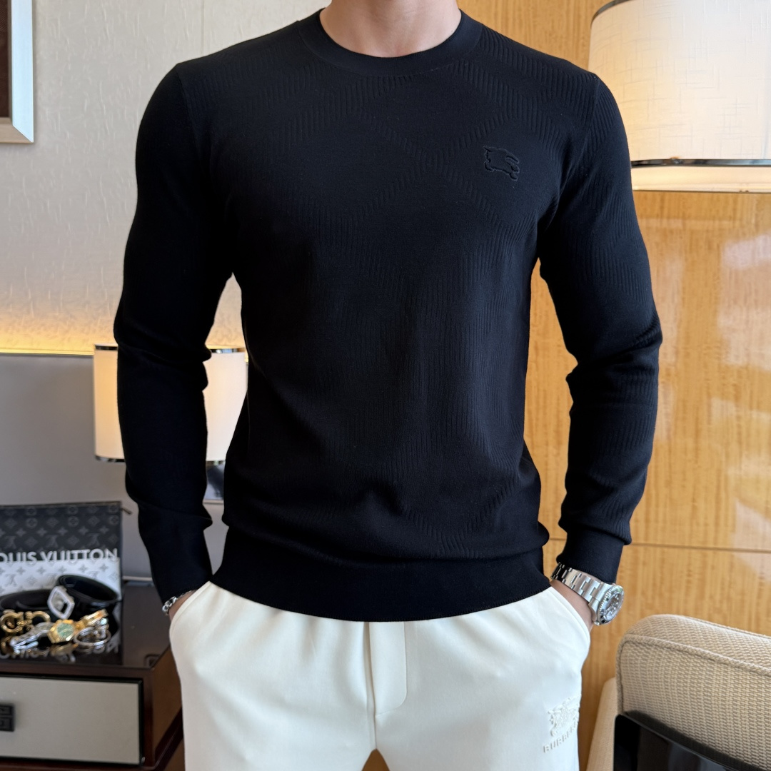 NO:519506,Burberry - 2025ss autumn and winter counter hits a big knitted sweater, casual and fashionable outside, essential for inner wear, customized imported wool blend fabric, delicate fabric, close-fitting and comfortable without rigging, good upper body style, warm, the counter logo design is very unique, original quality and craftsmanship is absolutely the highest version in the market, the top original version is super-skinned, soft and crisp, not easy to deform. The lock edge sewing plates are very rigorous and exquisite, absolutely first-line OEM requirements!  Don't miss it, male gods!  Size M-3XL, burberry,alexander wang19860909巴宝莉 - 2025ss秋冬专柜大爆款针织毛衫,休闲时尚外穿 内搭必备款,定制进口羊毛混纺面料,面料手感细腻,贴身舒适不扎肉,上身版型好 穿着保暖,专柜标志设计非常独特,原版品质与工艺 绝对市场最高版本 顶级原版穿着超赞 柔顺挺括,不易变形.锁边缝盘都非常严谨考究 绝对一线代工要求！男神们别错过！ 尺码 M-3XL,,burberry,alexander wang,Men's clothing