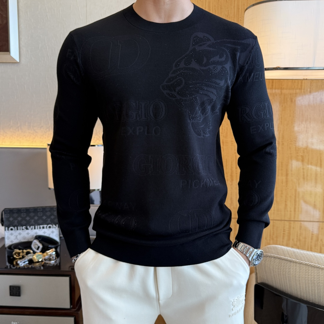 NO:519509,Dior - 2025ss autumn and winter counter hits a big knitted sweater, casual and fashionable outside, essential for inner wear, customized imported wool blend fabric, delicate fabric, close-fitting and comfortable without rigging, good upper body style, warm, the counter logo design is very unique, original quality and craftsmanship is absolutely the highest version in the market, the top original version is super-skinned, soft and crisp, not easy to deform. The lock edge sewing plates are very rigorous and exquisite, absolutely first-line OEM requirements!  Don't miss it, male gods!  Size M-3XL,dior,alexander wang19860909迪奥 - 2025ss秋冬专柜大爆款针织毛衫,休闲时尚外穿 内搭必备款,定制进口羊毛混纺面料,面料手感细腻,贴身舒适不扎肉,上身版型好 穿着保暖,专柜标志设计非常独特,原版品质与工艺 绝对市场最高版本 顶级原版穿着超赞 柔顺挺括,不易变形.锁边缝盘都非常严谨考究 绝对一线代工要求！男神们别错过！ 尺码 M-3XL,,dior,alexander wang,Men's clothing