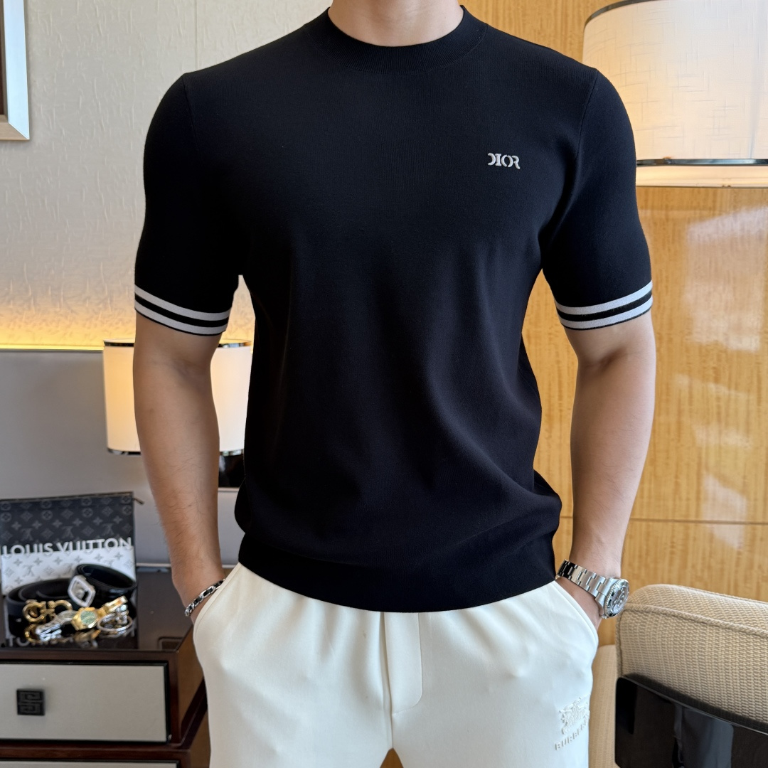 NO:519493,Dior - 2025ss autumn and winter half-sleeved sweater series!  Casual business wear, essential for inner wear, selected top-grade - worsted mulberry silk blended fabric, delicate feel, close-fitting and comfortable without tying, good upper body style, warm wear, the counter logo design is very unique, male gods, don’t miss it!  Size M-3XL,dior,alexander wang19860909迪奥 -2025ss秋冬半袖毛衫系列！休闲商务外穿 内搭必备款,精选上等-精纺桑蚕丝混纺面料,面料手感细腻,贴身舒适不扎肉,上身版型好 穿着保暖,专柜标志设计非常独特,男神们别错过！ 尺码 M-3XL,,dior,alexander wang,Men's clothing