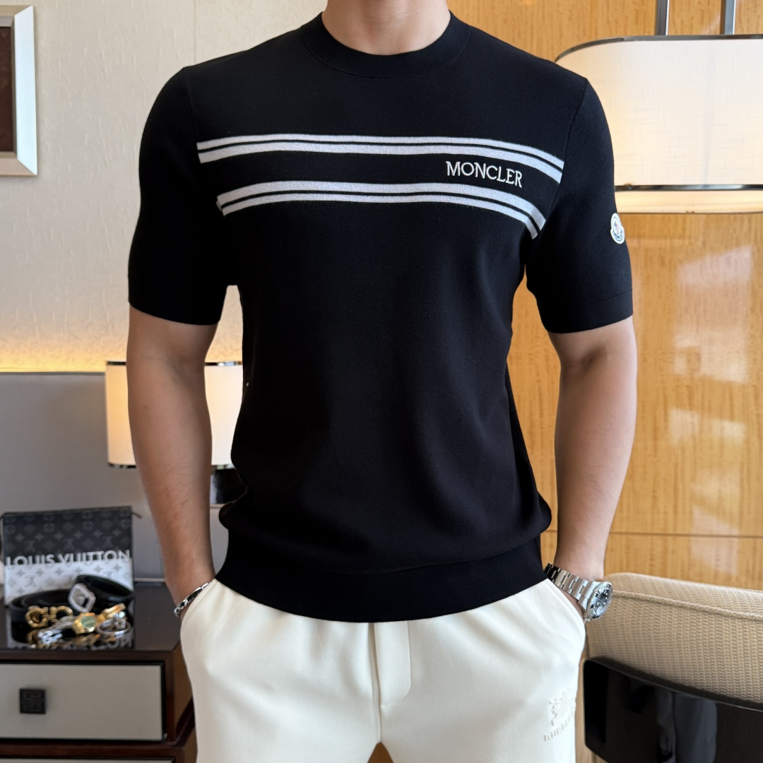 NO:521989,Covered - 2025ss autumn and winter half-sleeved knitted sweater series!  Casual business wear, essential for inner wear, selected top-grade - worsted mulberry silk blended fabric, delicate feel, close-fitting and comfortable without tying, good upper body style, warm wear, the counter logo design is very unique, male gods, don’t miss it!  Size M-3XL, Moncler,alexander wang19860909蒙口 -2025ss秋冬半袖针织毛衫系列！休闲商务外穿 内搭必备款,精选上等-精纺桑蚕丝混纺面料,面料手感细腻,贴身舒适不扎肉,上身版型好 穿着保暖,专柜标志设计非常独特,男神们别错过！ 尺码 M-3XL,,Moncler,alexander wang,Men's clothing