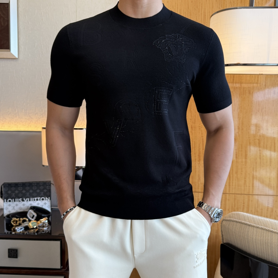 NO:519489,Versace - 2025ss autumn and winter half-sleeved sweater series!  Casual business wear, essential for inner wear, selected top-grade - worsted mulberry silk blended fabric, delicate feel, close-fitting and comfortable without tying, good upper body style, warm wear, the counter logo design is very unique, male gods, don’t miss it!  Size M-3XL, versace,alexander wang19860909范思哲 -2025ss秋冬半袖毛衫系列！休闲商务外穿 内搭必备款,精选上等-精纺桑蚕丝混纺面料,面料手感细腻,贴身舒适不扎肉,上身版型好 穿着保暖,专柜标志设计非常独特,男神们别错过！ 尺码 M-3XL,,versace,alexander wang,Men's clothing