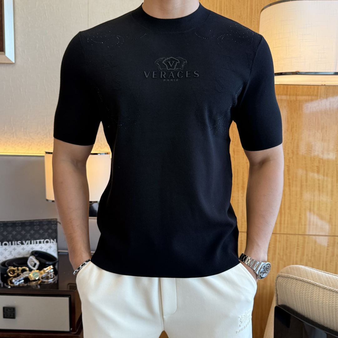 NO:540199,Versace -ss autumn and winter half-sleeved sweater series!  Casual business wear, essential for inner wear, selected top-grade - worsted mulberry silk blended fabric, delicate feel, close-fitting and comfortable without tying, good upper body style, warm wear, the counter logo design is very unique, male gods, don’t miss it!  Size M-3XL, versace,alexander wang19860909范思哲 -ss秋冬半袖毛衫系列！休闲商务外穿 内搭必备款,精选上等-精纺桑蚕丝混纺面料,面料手感细腻,贴身舒适不扎肉,上身版型好 穿着保暖,专柜标志设计非常独特,男神们别错过！ 尺码 M-3XL,,versace,alexander wang,Men's clothing