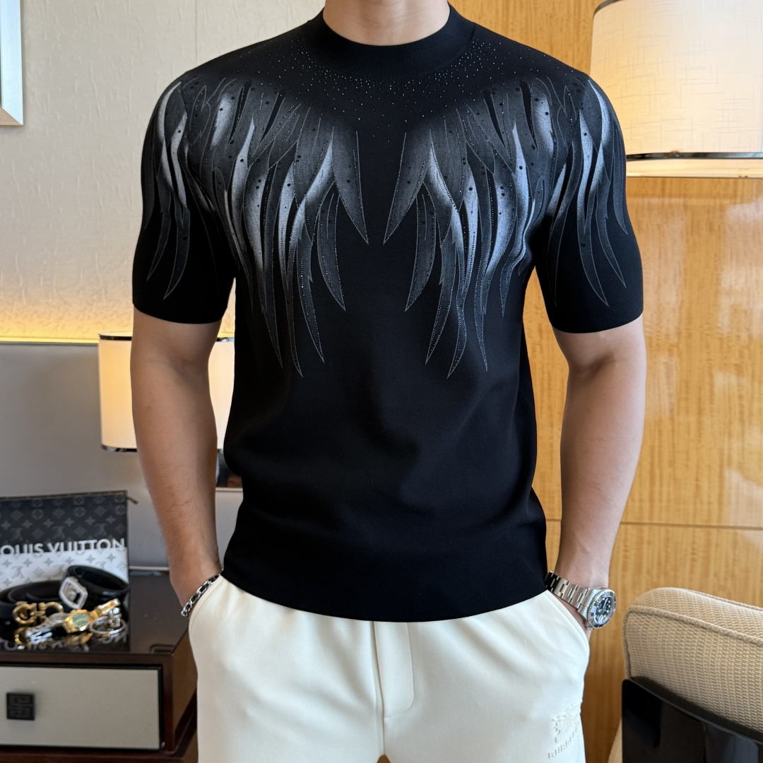 NO:519504,Givenchy - 2025ss autumn and winter half-sleeved sweater series!  Casual business wear, essential for inner wear, selected top-grade - worsted mulberry silk blended fabric, delicate feel, close-fitting and comfortable without tying, good upper body style, warm wear, the counter logo design is very unique, male gods, don’t miss it!  Size M-3XL, given,alexander wang19860909纪梵希 -2025ss秋冬半袖毛衫系列！休闲商务外穿 内搭必备款,精选上等-精纺桑蚕丝混纺面料,面料手感细腻,贴身舒适不扎肉,上身版型好 穿着保暖,专柜标志设计非常独特,男神们别错过！ 尺码 M-3XL,,givenchy,alexander wang,Men's clothing