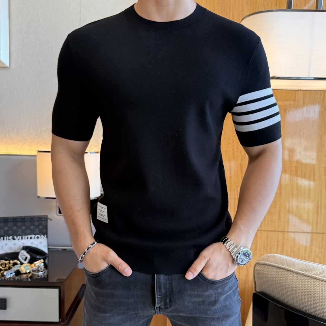 NO:540202,TB -ss autumn and winter half-sleeved knitted sweater series!  Casual business wear, essential for inner wear, selected top-grade - worsted mulberry silk blended fabric, delicate feel, close-fitting and comfortable without tying, good upper body style, warm wear, the counter logo design is very unique, male gods, don’t miss it!  Size M-3XL, alexander wang19860909TB -ss秋冬半袖针织毛衫系列！休闲商务外穿 内搭必备款,精选上等-精纺桑蚕丝混纺面料,面料手感细腻,贴身舒适不扎肉,上身版型好 穿着保暖,专柜标志设计非常独特,男神们别错过！ 尺码 M-3XL,,alexander wang,Men's clothing