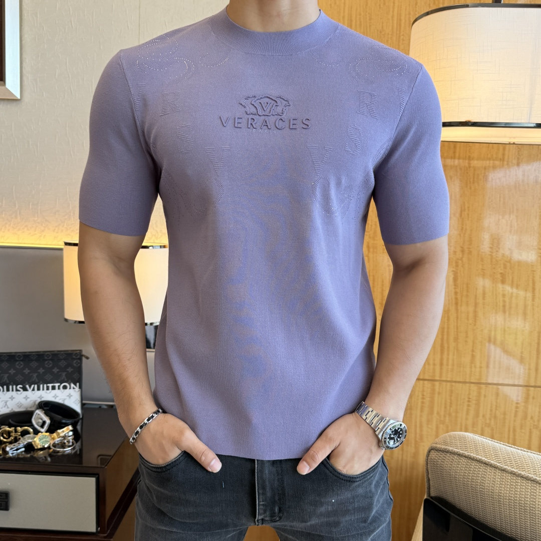 NO:541122,Versace - 2025ss autumn and winter half-sleeved sweater series!  Casual business wear, essential for inner wear, selected top-grade - worsted mulberry silk blended fabric, delicate feel, close-fitting and comfortable without tying, good upper body style, warm wear, the counter logo design is very unique, male gods, don’t miss it!  Size M-3XL, versace,alexander wang19860909范思哲 -2025ss秋冬半袖毛衫系列！休闲商务外穿 内搭必备款,精选上等-精纺桑蚕丝混纺面料,面料手感细腻,贴身舒适不扎肉,上身版型好 穿着保暖,专柜标志设计非常独特,男神们别错过！ 尺码 M-3XL,,versace,alexander wang,Men's clothing