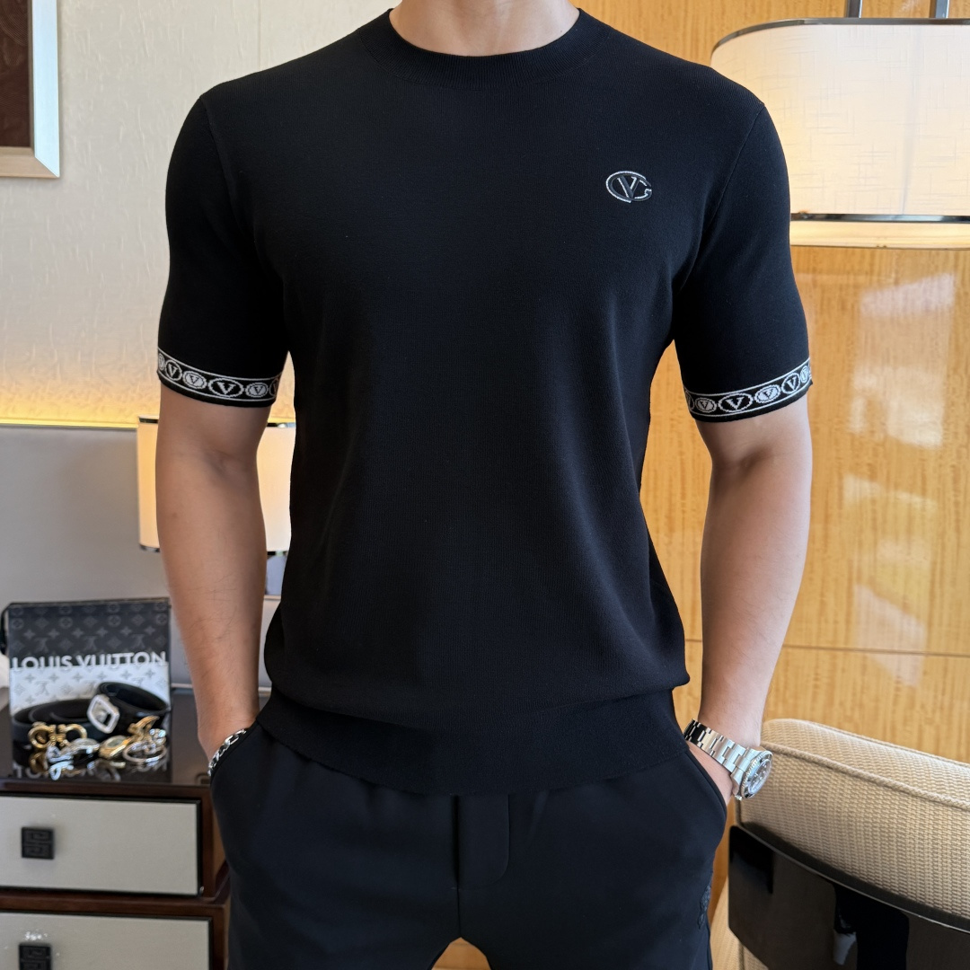 NO:541120,Valentino - 2025ss autumn and winter half-sleeved sweater series!  Casual business wear, essential for inner wear, selected top-grade - worsted mulberry silk blended fabric, delicate feel, close-fitting and comfortable without tying, good upper body style, warm wear, the counter logo design is very unique, male gods, don’t miss it!  Size M-3XL, valentino,alexander wang19860909华伦天奴 -2025ss秋冬半袖毛衫系列！休闲商务外穿 内搭必备款,精选上等-精纺桑蚕丝混纺面料,面料手感细腻,贴身舒适不扎肉,上身版型好 穿着保暖,专柜标志设计非常独特,男神们别错过！ 尺码 M-3XL,,valentino,alexander wang,Men's clothing