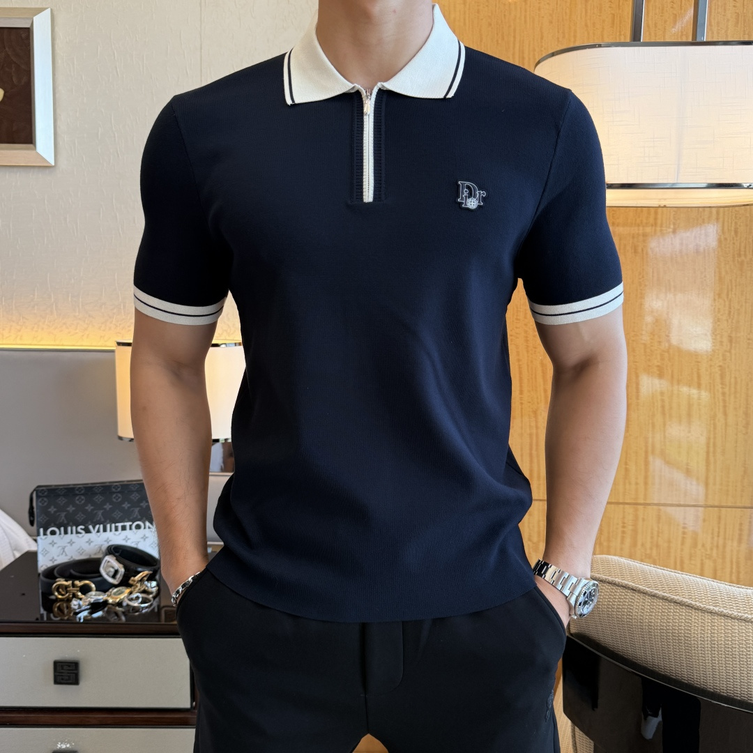 NO:538142,Dior - 2025ss autumn and winter half-sleeved knitted sweater series!  Casual business wear, essential for inner wear, selected top-grade - worsted mulberry silk blended fabric, delicate feel, close-fitting and comfortable without tying, good upper body style, warm wear, the counter logo design is very unique, male gods, don’t miss it!  Size M-3XL,dior,alexander wang19860909迪奥 -2025ss秋冬半袖针织毛衫系列！休闲商务外穿 内搭必备款,精选上等-精纺桑蚕丝混纺面料,面料手感细腻,贴身舒适不扎肉,上身版型好 穿着保暖,专柜标志设计非常独特,男神们别错过！ 尺码 M-3XL,,dior,alexander wang,Men's clothing