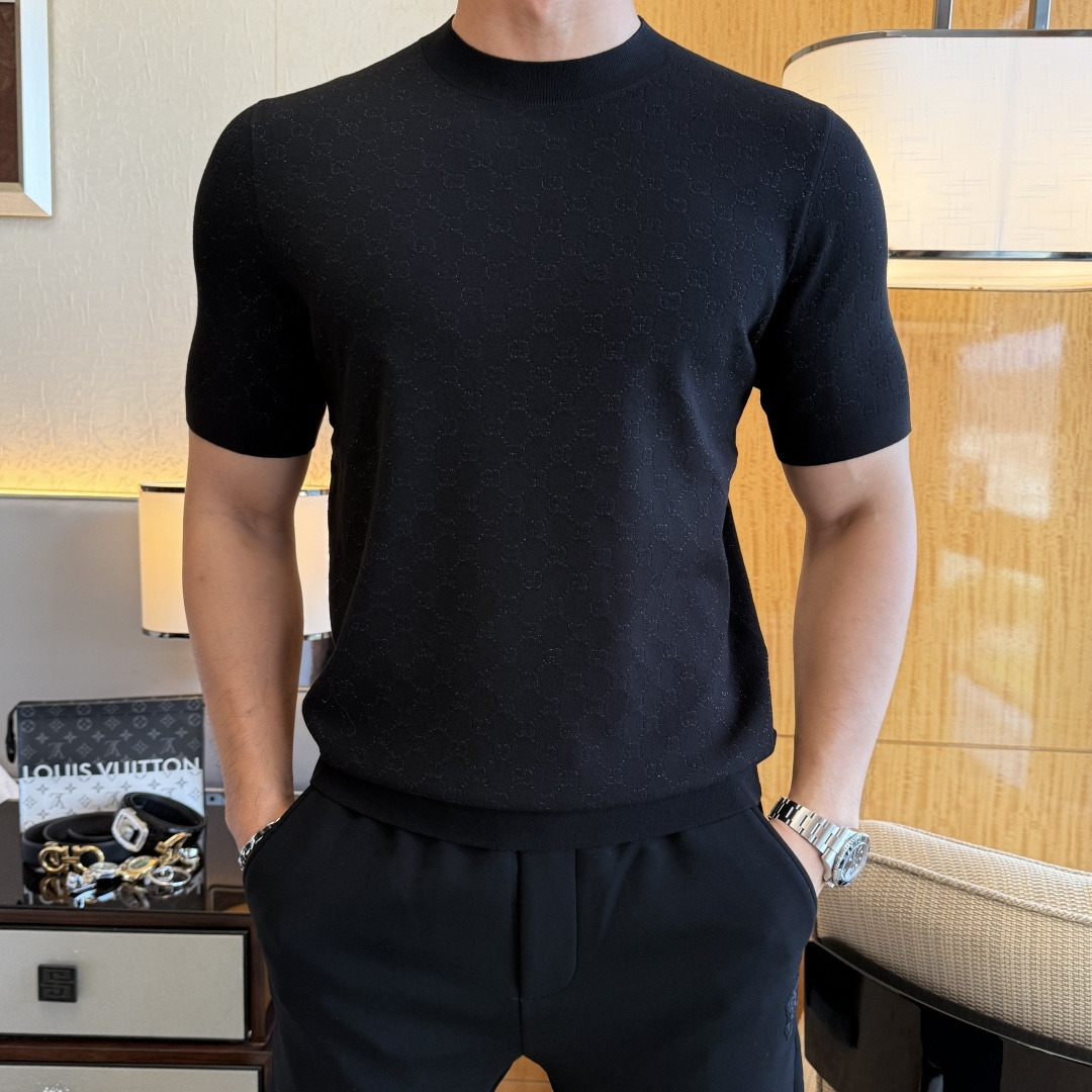 NO:531709,Guqi-ss autumn and winter half-sleeved knitted sweater series!  Casual business wear, essential for inner wear, selected top-grade - worsted mulberry silk blended fabric, delicate feel, close-fitting and comfortable without tying, good upper body style, warm wear, the counter logo design is very unique, male gods, don’t miss it!  Size M-3XL, alexander wang19860909古奇 -ss秋冬半袖针织毛衫系列！休闲商务外穿 内搭必备款,精选上等-精纺桑蚕丝混纺面料,面料手感细腻,贴身舒适不扎肉,上身版型好 穿着保暖,专柜标志设计非常独特,男神们别错过！ 尺码 M-3XL,,alexander wang,Men's clothing