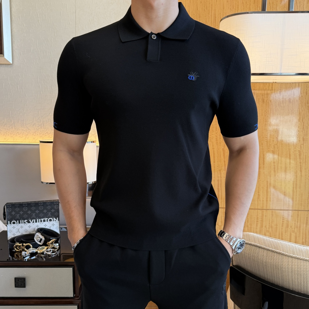 NO:519497,Dior - 2025ss autumn and winter half-sleeved sweater series!  Casual business wear, essential for inner wear, selected top-grade - worsted mulberry silk blended fabric, delicate feel, close-fitting and comfortable without tying, good upper body style, warm wear, the counter logo design is very unique, male gods, don’t miss it!  Size M-3XL,dior,alexander wang19860909迪奥 -2025ss秋冬半袖毛衫系列！休闲商务外穿 内搭必备款,精选上等-精纺桑蚕丝混纺面料,面料手感细腻,贴身舒适不扎肉,上身版型好 穿着保暖,专柜标志设计非常独特,男神们别错过！ 尺码 M-3XL,,dior,alexander wang,Men's clothing