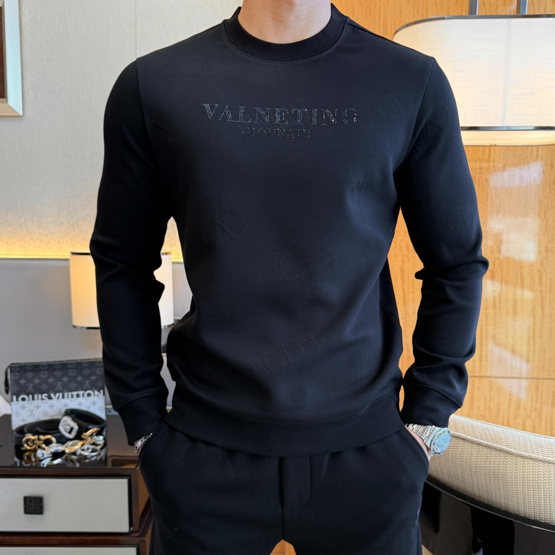 NO:519518,Valentino - 2025ss autumn new model, the highest version of fashionable pullover sweatshirt, a must-have classic work every year. It is favored and praised by major stars. It is selected with high-end European cotton blend fabrics, heavy craftsmanship production, original hardware and auxiliary material logo design, soft and smooth, and dense texture!  Fashionable and stylish upper body!  One of the impeccable must-choose styles for autumn!  M-3XL can wear up to 190 pounds!  , valentino, hoodie, sweatshirts, alexander wang19860909华伦天奴 - 2025ss秋季大爆新款,最高版本时尚套头卫衣、每年必出的经典之作.受各大明星的青睐推崇,精选高端欧棉混纺面料,重工艺制作,原版五金辅料logo设计,柔软顺滑,质地密实！上身时尚有型！秋季无可挑剔必选款式之一！M-3XL 最大穿190斤！,,valentino,hoodie,sweatshirts,alexander wang,Men's clothing