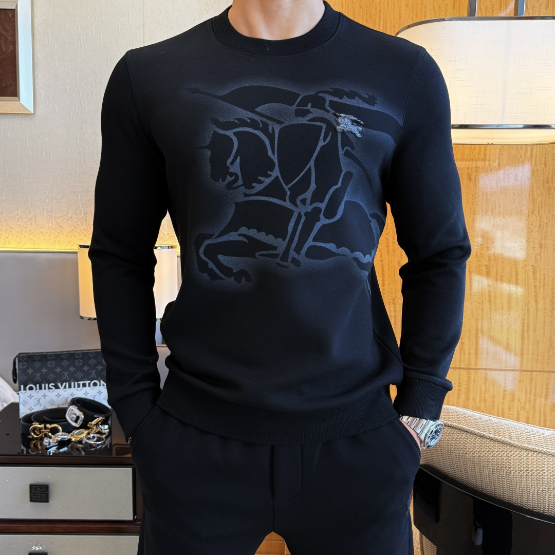 NO:571674,Burberry - 2025ss autumn hot new style, the highest version of fashionable pullover sweatshirt, a classic that must be released every year. Favored and respected by major stars, it uses high-end European cotton blended fabrics, heavy craftsmanship, original hardware accessories and logo design, soft and smooth, and dense texture!  Stylish upper body!  One of the impeccable must-have styles for autumn!  M-3XL can wear up to 190 pounds!  ,,burberry,hoodie,sweatshirts,alexander wang19860909巴宝莉 - 2025ss秋季大爆新款,最高版本时尚套头卫衣、每年必出的经典之作.受各大明星的青睐推崇,精选高端欧棉混纺面料,重工艺制作,原版五金辅料logo设计,柔软顺滑,质地密实！上身时尚有型！秋季无可挑剔必选款式之一！M-3XL 最大穿190斤！,,burberry,hoodie,sweatshirts,alexander wang,Men's clothing