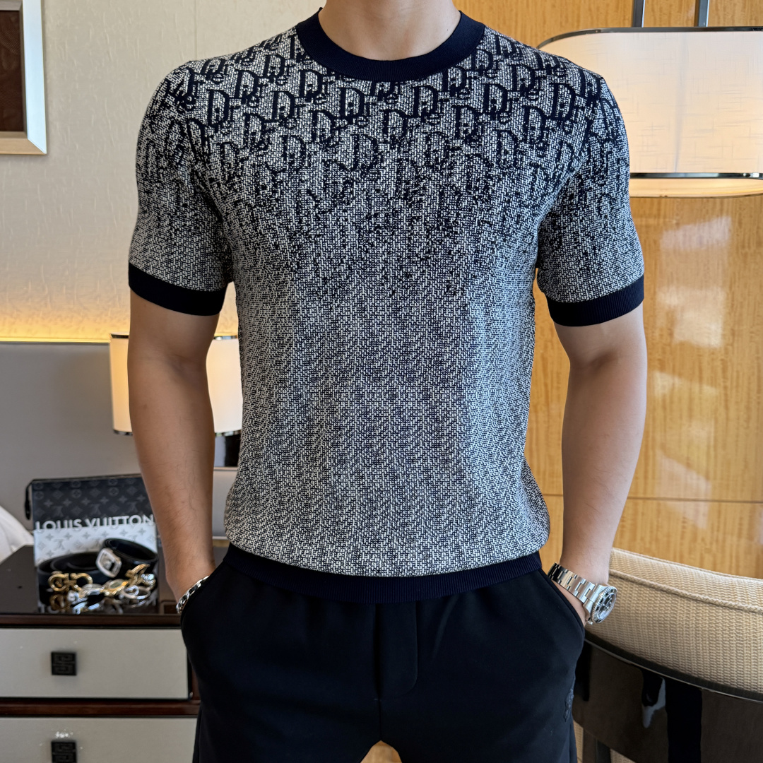 NO:519487,Dior - 2025ss autumn and winter half-sleeved sweater series!  Casual business wear, essential for inner wear, selected top-grade - worsted mulberry silk blended fabric, delicate feel, close-fitting and comfortable without tying, good upper body style, warm wear, the counter logo design is very unique, male gods, don’t miss it!  Size M-3XL,dior,alexander wang19860909迪奥 -2025ss秋冬半袖毛衫系列！休闲商务外穿 内搭必备款,精选上等-精纺桑蚕丝混纺面料,面料手感细腻,贴身舒适不扎肉,上身版型好 穿着保暖,专柜标志设计非常独特,男神们别错过！ 尺码 M-3XL,,dior,alexander wang,Men's clothing