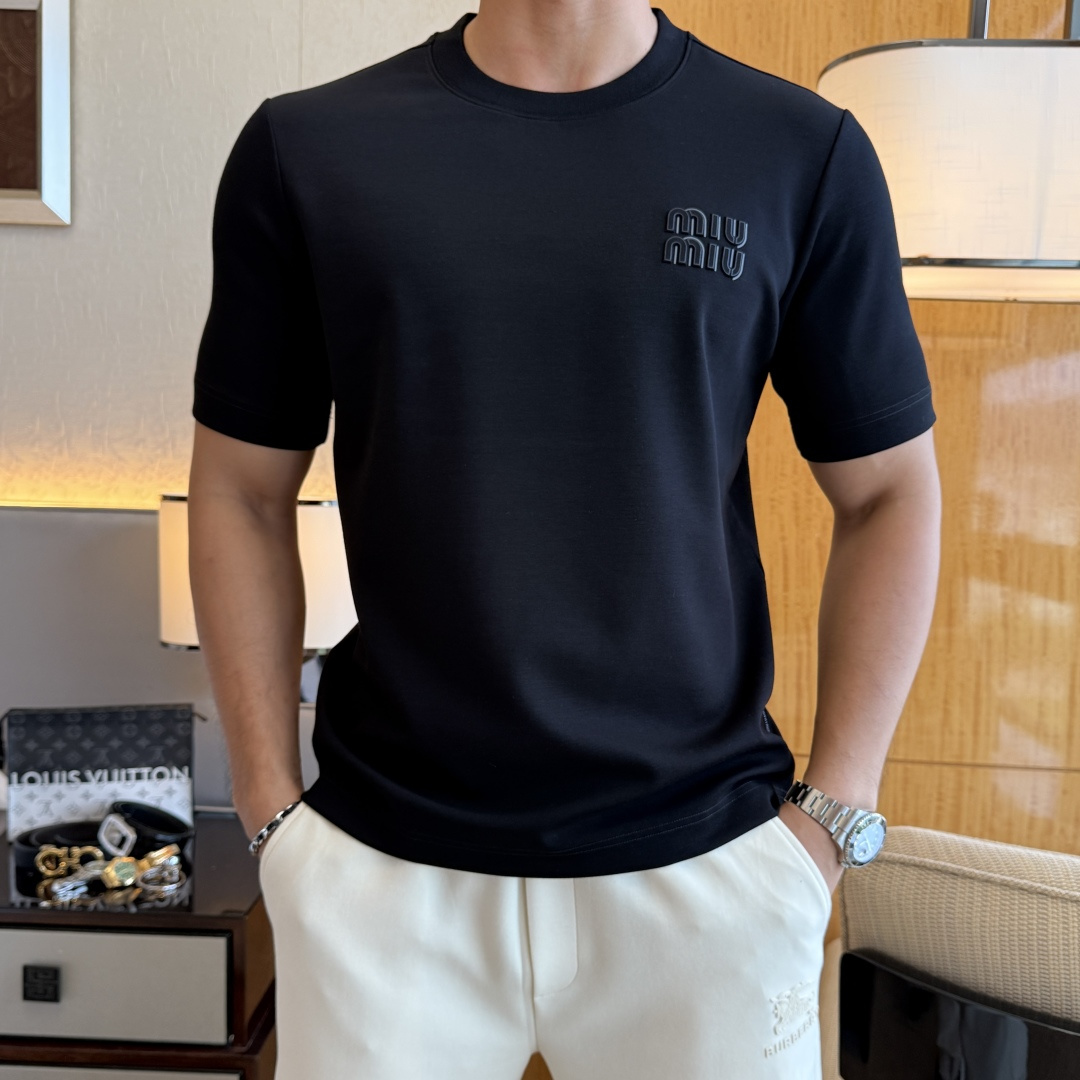 NO:521992,Misunderstanding - 2025ss autumn and winter half-sleeved T-shirt series!  Casual business wear, essential for inner wear, selected top-split modal blend fabric, the fabric feels delicate, close-fitting and comfortable without thorning, the upper body style is good, warm, the counter logo design is very unique, male gods, don’t miss it!  Size M-3XL, tees, t-shirt,alexander wang19860909谬谬 -2025ss秋冬半袖T恤衫系列！休闲商务外穿 内搭必备款,精选上等-精纺莫代尔混纺面料,面料手感细腻,贴身舒适不扎肉,上身版型好 穿着保暖,专柜标志设计非常独特,男神们别错过！ 尺码 M-3XL,,tees，t-shirt,alexander wang,Men's clothing