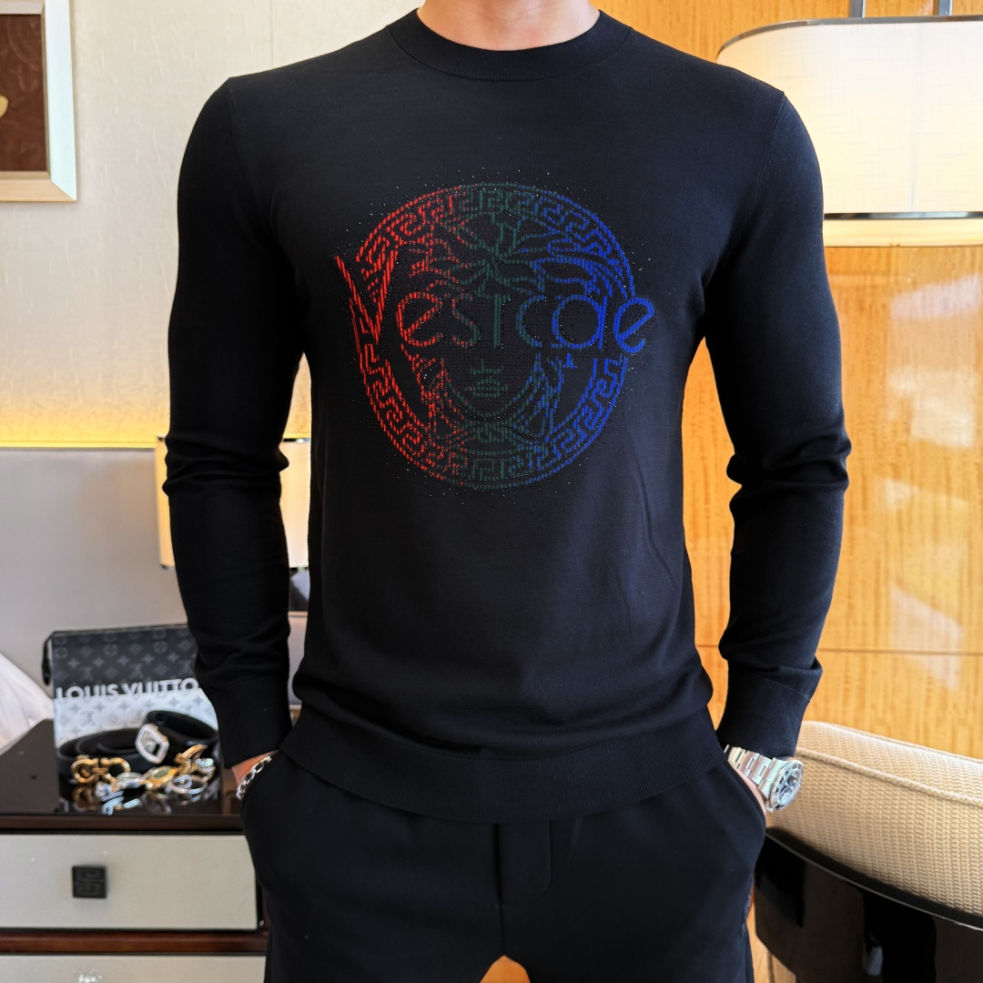 NO:519505,Versace - 2025ss autumn and winter counter has a big hit knitted sweater, casual and fashionable outside, essential for inner wear, customized imported wool blend fabric, delicate fabric, close-fitting and comfortable without rigging, good upper body style, warm, the counter logo design is very unique, original quality and craftsmanship is absolutely the highest version in the market, the top original version is super-skinned, soft and crisp, not easy to deform. The lock edge sewing plates are very rigorous and exquisite, absolutely first-line OEM requirements!  Don't miss it, male gods!  Size M-3XL, versace,alexander wang19860909范思哲 - 2025ss秋冬专柜大爆款针织毛衫,休闲时尚外穿 内搭必备款,定制进口羊毛混纺面料,面料手感细腻,贴身舒适不扎肉,上身版型好 穿着保暖,专柜标志设计非常独特,原版品质与工艺 绝对市场最高版本 顶级原版穿着超赞 柔顺挺括,不易变形.锁边缝盘都非常严谨考究 绝对一线代工要求！男神们别错过！ 尺码 M-3XL,,versace,alexander wang,Men's clothing