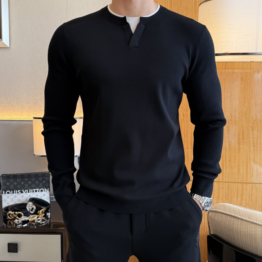 NO:519503,LP Noyou - 2025ss autumn and winter counter hits a big knitted sweater, casual and fashionable outside, essential for inner wear, customized imported wool blend fabric, delicate fabric, close-fitting and comfortable without thorn, good upper body style, warm, the counter logo design is very unique, original quality and craftsmanship is absolutely the highest version in the market, the top original version is super dressed, soft and crisp, not easy to deform. The lock edge sewing plates are very rigorous and exquisite, absolutely first-line OEM requirements!  Don't miss it, male gods!  Size M-3XL, loro piana, alexander wang19860909LP诺悠 - 2025ss秋冬专柜大爆款针织毛衫,休闲时尚外穿 内搭必备款,定制进口羊毛混纺面料,面料手感细腻,贴身舒适不扎肉,上身版型好 穿着保暖,专柜标志设计非常独特,原版品质与工艺 绝对市场最高版本 顶级原版穿着超赞 柔顺挺括,不易变形.锁边缝盘都非常严谨考究 绝对一线代工要求！男神们别错过！ 尺码 M-3XL,,loro piana,alexander wang,Men's clothing