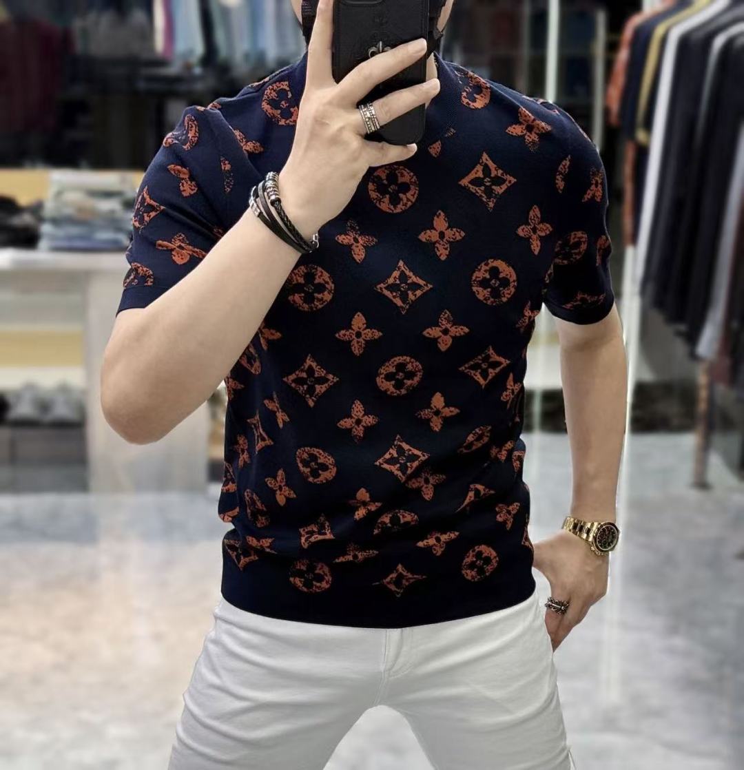 NO:523113,LV -2025ss autumn and winter half-sleeved sweater series!  Casual business wear, essential for inner wear, selected top-grade - worsted mulberry silk blended fabric, delicate feel, close-fitting and comfortable without tying, good upper body style, warm wear, the counter logo design is very unique, male gods, don’t miss it!  Size M-3XL, louis vuitton,alexander wang19860909LV -2025ss秋冬半袖毛衫系列！休闲商务外穿 内搭必备款,精选上等-精纺桑蚕丝混纺面料,面料手感细腻,贴身舒适不扎肉,上身版型好 穿着保暖,专柜标志设计非常独特,男神们别错过！ 尺码 M-3XL,,louis vuitton,alexander wang,Men's clothing