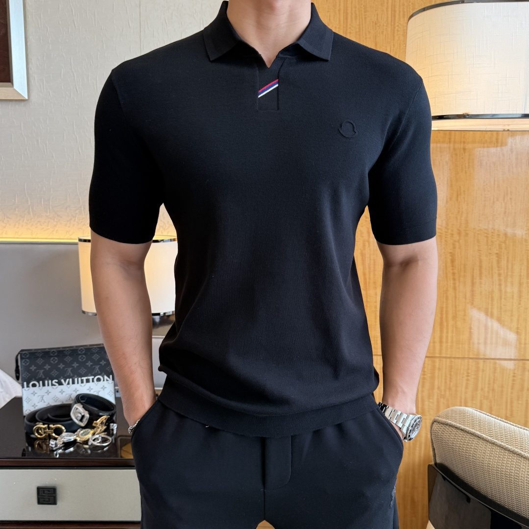 NO:521998,Covered - 2025ss autumn and winter half-sleeved knitted sweater series!  Casual business wear, essential for inner wear, selected top-grade - worsted mulberry silk blended fabric, delicate feel, close-fitting and comfortable without tying, good upper body style, warm wear, the counter logo design is very unique, male gods, don’t miss it!  Size M-3XL, Moncler,alexander wang19860909蒙口 -2025ss秋冬半袖针织毛衫系列！休闲商务外穿 内搭必备款,精选上等-精纺桑蚕丝混纺面料,面料手感细腻,贴身舒适不扎肉,上身版型好 穿着保暖,专柜标志设计非常独特,男神们别错过！ 尺码 M-3XL,,Moncler,alexander wang,Men's clothing