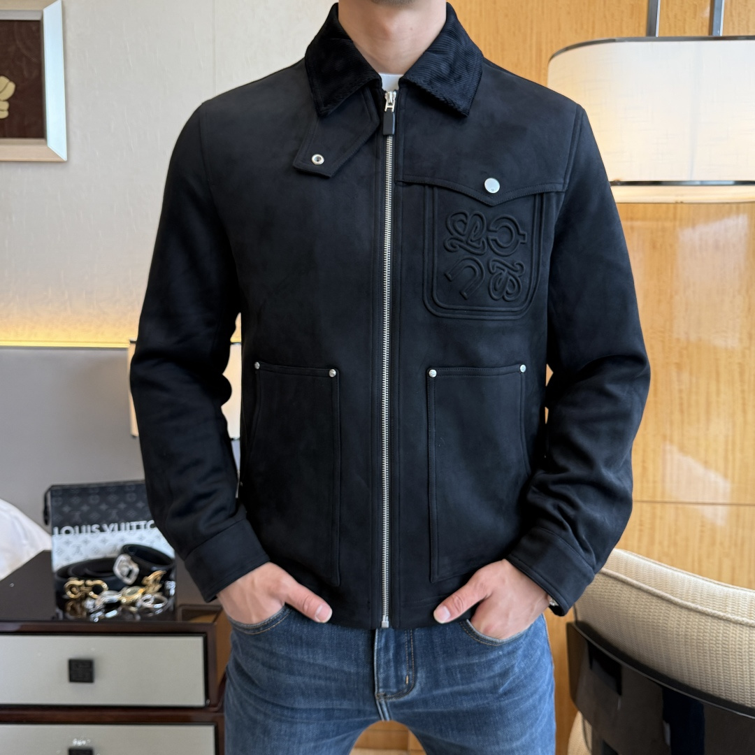 NO:523134,Luo Yiwei - 2025ss autumn and winter hot boutique jacket, customized high-quality polyester fiber fabric!  Top-level fashion brand elements logo design, complete with three standards!  The original hardware and accessories have smooth lines and exquisite craftsmanship, excellent upper body style, comfortable fabric, windproof and warm, and casual matching are very fashionable, handsome, casual and fashionable men's must-have!  Size M-3XL can wear up to 190 catties!  ,loewe,jackets & coats,jackets & coats,alexander wang19860909罗意葳 - 2025ss秋冬大爆款精品夹克外套,定制高品质聚酯纤维面料！顶级时尚大牌元素logo设计,三标齐全！原版五金辅料,线条流畅,工艺精致,上身版型超赞,面料舒适,挡风保暖,随意搭配都非常时尚帅气休闲时尚男仕必备款哦！尺码M-3XL 最大可穿190斤！,,loewe,jackets & coats,jackets & coats,alexander wang,Men's clothing