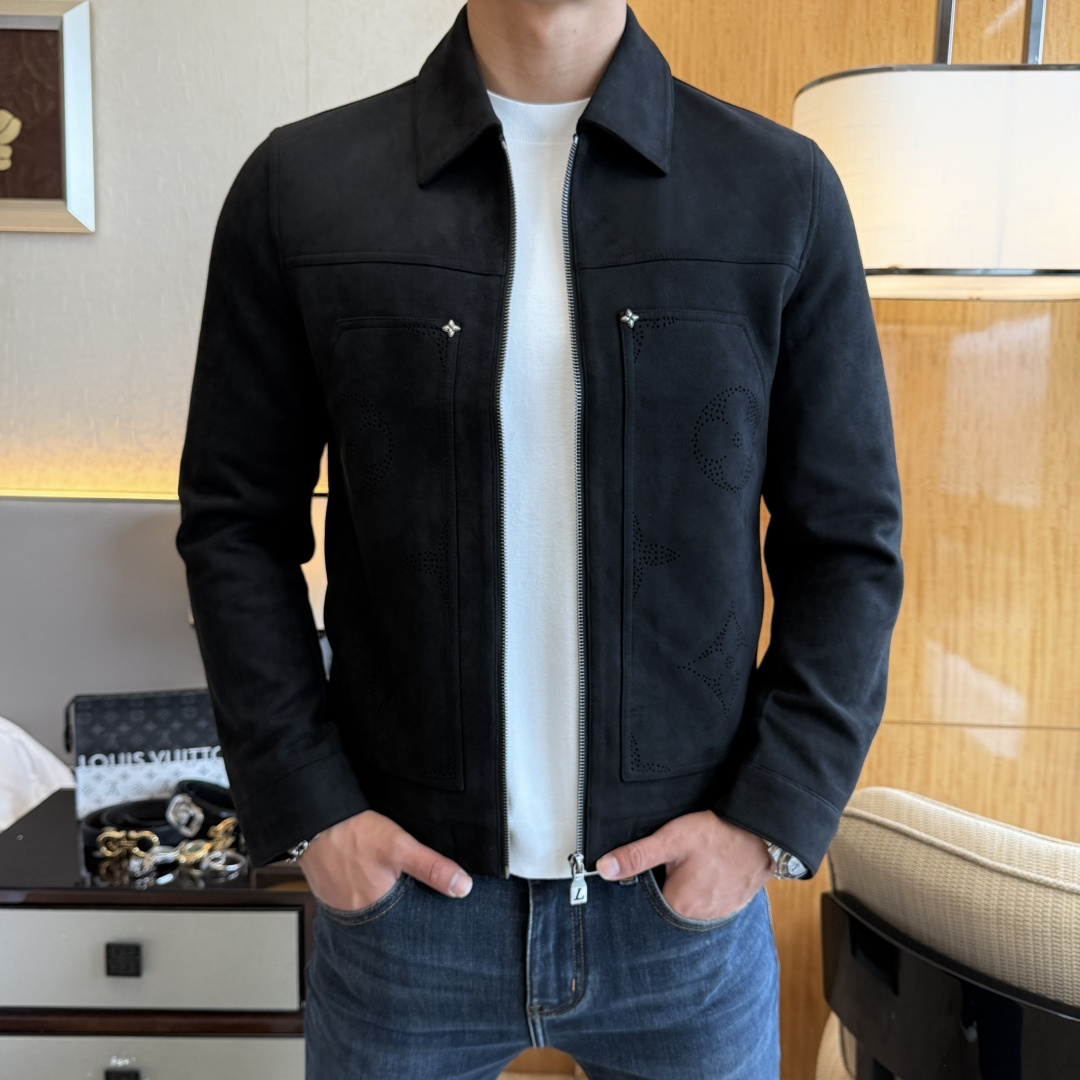 NO:549338,LV - 2025ss autumn and winter boutique jackets, customized high-quality polyester fiber fabric!  Top-level fashion brand elements logo design, complete with three standards!  The original hardware and accessories have smooth lines and exquisite craftsmanship, excellent upper body style, comfortable fabric, windproof and warm, and casual matching are very fashionable, handsome, casual and fashionable men's must-have!  Size M-3XL can wear up to 190 catties!  ,,louis vuitton,jackets & coats,jackets & coats,alexander wang19860909LV - 2025ss秋冬大爆款精品夹克外套,定制高品质聚酯纤维面料！顶级时尚大牌元素logo设计,三标齐全！原版五金辅料,线条流畅,工艺精致,上身版型超赞,面料舒适,挡风保暖,随意搭配都非常时尚帅气休闲时尚男仕必备款哦！尺码M-3XL 最大可穿190斤！,,louis vuitton,jackets & coats,jackets & coats,alexander wang,Men's clothing