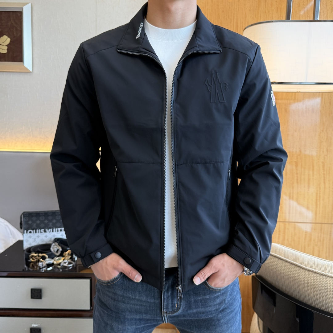 NO:521981,Covered - 2025ss autumn and winter boutique jackets, customized high-quality polyester fiber fabric!  Top-level fashion brand elements logo design, complete with three standards!  The original hardware and accessories have smooth lines and exquisite craftsmanship, excellent upper body style, comfortable fabric, windproof and warm, and casual matching are very fashionable, handsome, casual and fashionable men's must-have!  Size M-3XL can wear up to 190 catties!  ,Moncler,jackets & coats,jackets & coats,alexander wang19860909蒙口 - 2025ss秋冬大爆款精品夹克外套,定制高品质聚酯纤维面料！顶级时尚大牌元素logo设计,三标齐全！原版五金辅料,线条流畅,工艺精致,上身版型超赞,面料舒适,挡风保暖,随意搭配都非常时尚帅气休闲时尚男仕必备款哦！尺码M-3XL 最大可穿190斤！,,Moncler,jackets & coats,jackets & coats,alexander wang,Men's clothing