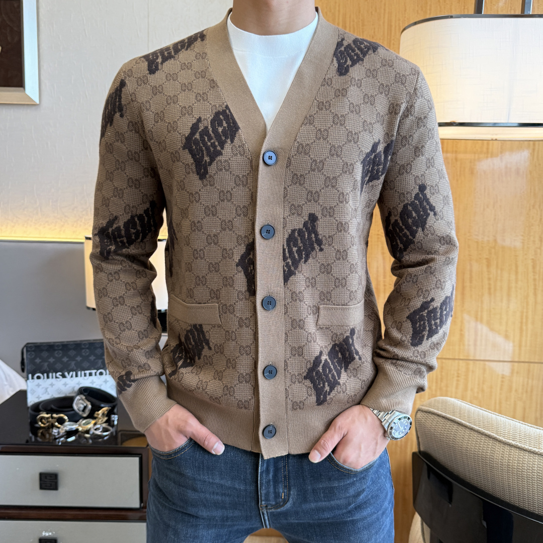 NO:726963,Exchange Gucci after the year -  The new autumn and winter men's wool knitted cardigan jacket. The hot-selling item is on sale at the counter. It is a versatile item that every major fashion buyer and celebrity has. It is simple and fashionable and looks good, and the upper body is full of gentleman's style. The whole sweater is not only exquisite in texture and craftsmanship, but also finely crafted and evenly routed.  Uniform and neat. The overall beautiful appearance ensures that the silhouette of the clothes is not easily deformed. The custom-made wool fabric is neither very loose nor very tight, and has very good recovery properties. A fashion item that is both cold-resistant and fashionable in autumn and winter. m-3XL,,jackets  & coats, sweaters,19860909年后退换古奇 - 秋冬新款男士羊毛针织开衫外套.专柜在售爆款单品,各大时尚买手明星人手一件的百搭单品.简单时尚甚是好看,上身绅士范十足.整件毛衣不单纹理工艺精美,走线更是精工细作均匀整齐.整体美观大方保证了衣服的廓形不易变形.定制羊毛面料,既不会很宽松也不会很紧绷,恢复性非常好.秋冬御寒与时尚兼备的一款时装单品.m-3XL,,jackets & coats,sweaters,,Men's clothing