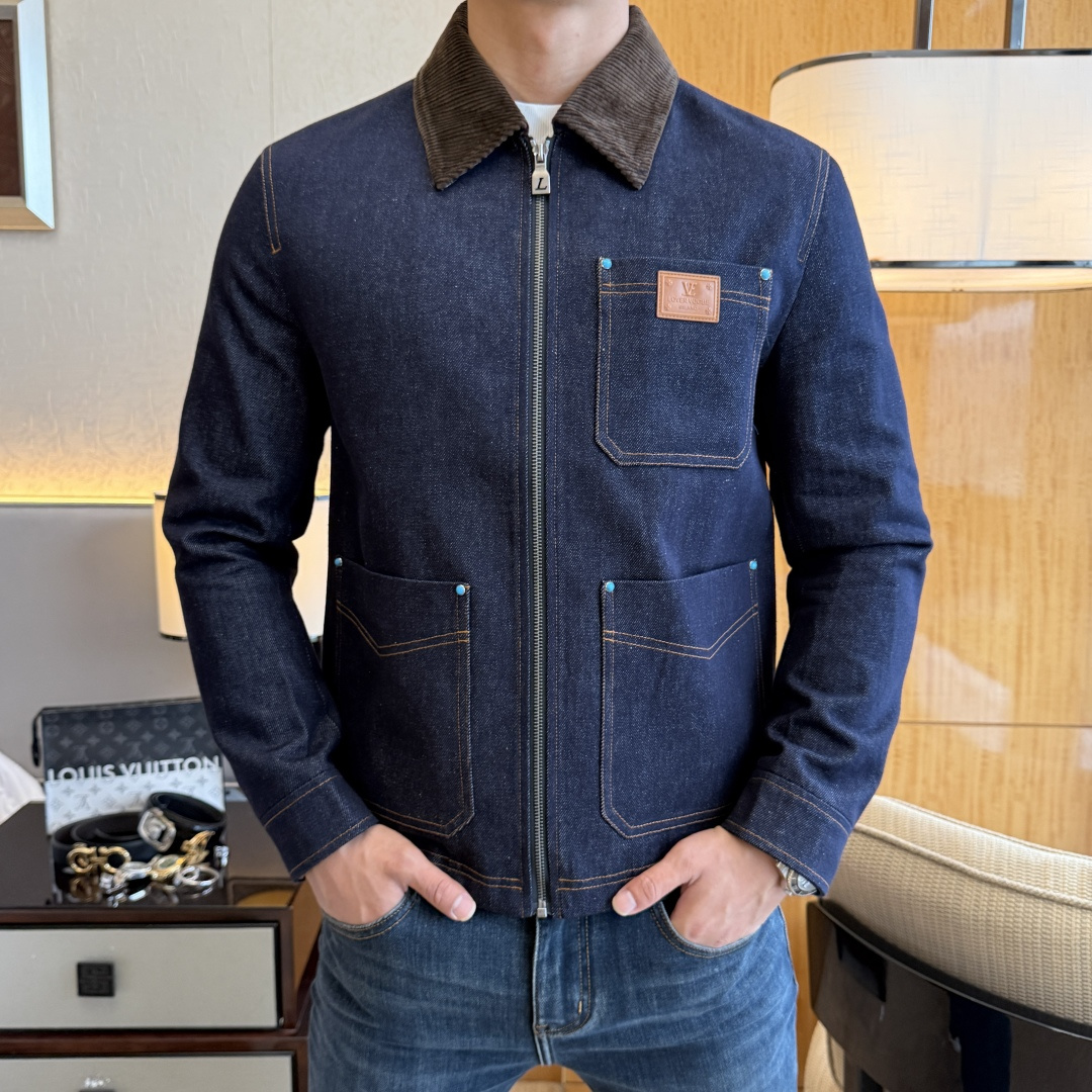 NO:571680,LV - 2025ss autumn and winter hot-selling boutique jacket, customized with high-quality polyester fiber fabric!  Logo design with top fashion big-name elements, complete with three standards!  Original hardware accessories, smooth lines, exquisite craftsmanship, awesome upper body shape, comfortable fabrics, windproof and warm, it is very fashionable, handsome and a must-have for casual and fashionable men with any combination!  Sizes M-3XL can fit up to 190 pounds!  ,,louis vuitton,jackets & coats,jackets & coats,alexander wang19860909LV - 2025ss秋冬大爆款精品夹克外套,定制高品质聚酯纤维面料！顶级时尚大牌元素logo设计,三标齐全！原版五金辅料,线条流畅,工艺精致,上身版型超赞,面料舒适,挡风保暖,随意搭配都非常时尚帅气休闲时尚男仕必备款哦！尺码M-3XL 最大可穿190斤！,,louis vuitton,jackets & coats,jackets & coats,alexander wang,Men's clothing