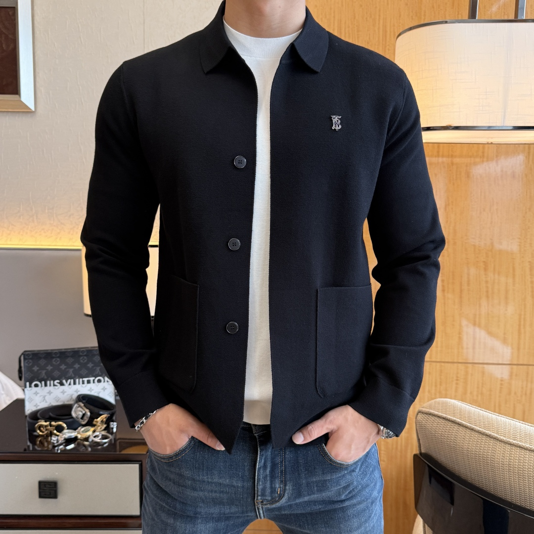 NO:549358,Burberry - 2025 autumn and winter new men's wool knitted cardigan jacket. The counter is selling hot items, and a versatile item that every major fashion buyer celebrity handed over. It is simple and fashionable and beautiful, with a gentleman look on the upper body. The whole sweater is not only exquisite in texture, but also fine and fine workmanship and neat. The overall beauty and generous ensure that the silhouette of the clothes is not easy to deform. Customized wool fabrics are neither loose nor tight, and have a very good restoration. A fashion item that combines cold resistance and fashion in autumn and winter. m-3XL, burberry, jackets & coats, sweaters, alexander wang19860909巴宝莉 - 2025秋冬新款男士羊毛针织开衫外套.专柜在售爆款单品,各大时尚买手明星人手一件的百搭单品.简单时尚甚是好看,上身绅士范十足.整件毛衣不单纹理工艺精美,走线更是精工细作均匀整齐.整体美观大方保证了衣服的廓形不易变形.定制羊毛面料,既不会很宽松也不会很紧绷,恢复性非常好.秋冬御寒与时尚兼备的一款时装单品.m-3XL,,burberry,jackets & coats,sweaters,alexander wang,Men's clothing