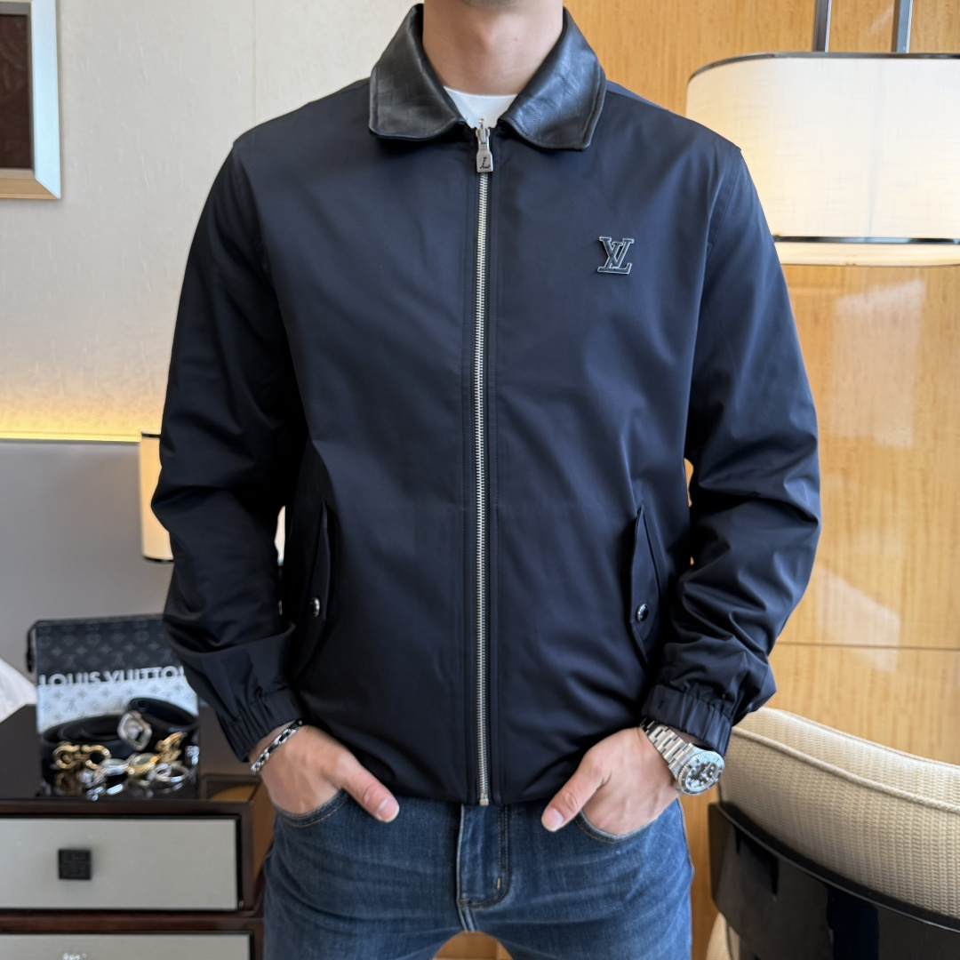 NO:549329,LV - 2025ss autumn and winter big boutique double-sided jackets, customized high-quality polyester fiber fabric!  Top-level fashion brand elements logo design, complete with three standards!  The original hardware and accessories have smooth lines and exquisite craftsmanship, excellent upper body style, comfortable fabric, windproof and warm, and casual matching are very fashionable, handsome, casual and fashionable men's must-have!  Size M-3XL can wear up to 190 catties!  ,,louis vuitton,jackets & coats,jackets & coats,alexander wang19860909LV - 2025ss秋冬大爆款精品双面穿夹克外套,定制高品质聚酯纤维面料！顶级时尚大牌元素logo设计,三标齐全！原版五金辅料,线条流畅,工艺精致,上身版型超赞,面料舒适,挡风保暖,随意搭配都非常时尚帅气休闲时尚男仕必备款哦！尺码M-3XL 最大可穿190斤！,,louis vuitton,jackets & coats,jackets & coats,alexander wang,Men's clothing