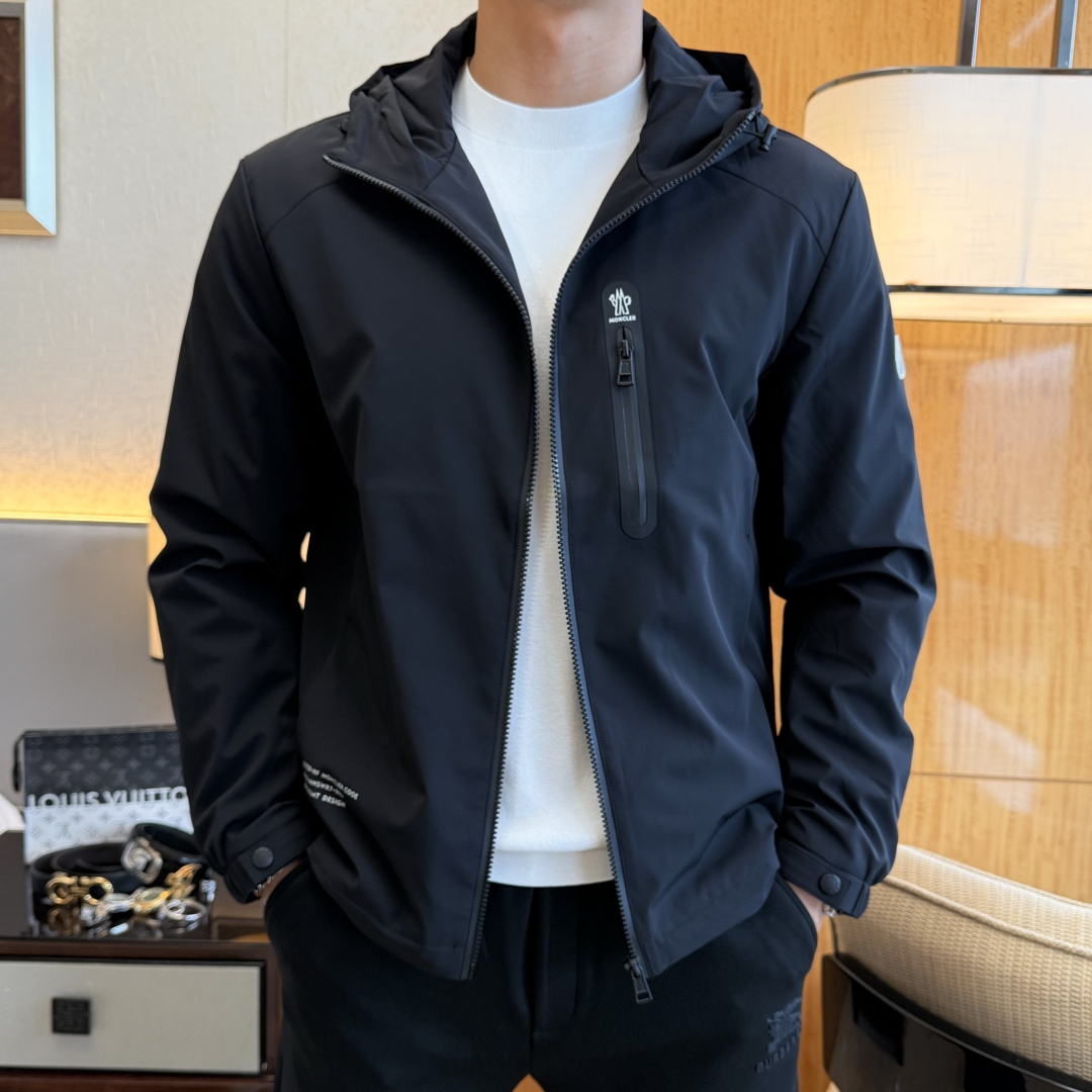 NO:549324,Covered - 2025ss autumn and winter boutique jackets, customized high-quality polyester fiber fabric!  Top-level fashion brand elements logo design, complete with three standards!  The original hardware and accessories have smooth lines and exquisite craftsmanship, excellent upper body style, comfortable fabric, windproof and warm, and casual matching are very fashionable, handsome, casual and fashionable men's must-have!  Size M-3XL can wear up to 190 catties!  ,Moncler,jackets & coats,jackets & coats,alexander wang19860909蒙口 - 2025ss秋冬大爆款精品夹克外套,定制高品质聚酯纤维面料！顶级时尚大牌元素logo设计,三标齐全！原版五金辅料,线条流畅,工艺精致,上身版型超赞,面料舒适,挡风保暖,随意搭配都非常时尚帅气休闲时尚男仕必备款哦！尺码M-3XL 最大可穿190斤！,,Moncler,jackets & coats,jackets & coats,alexander wang,Men's clothing
