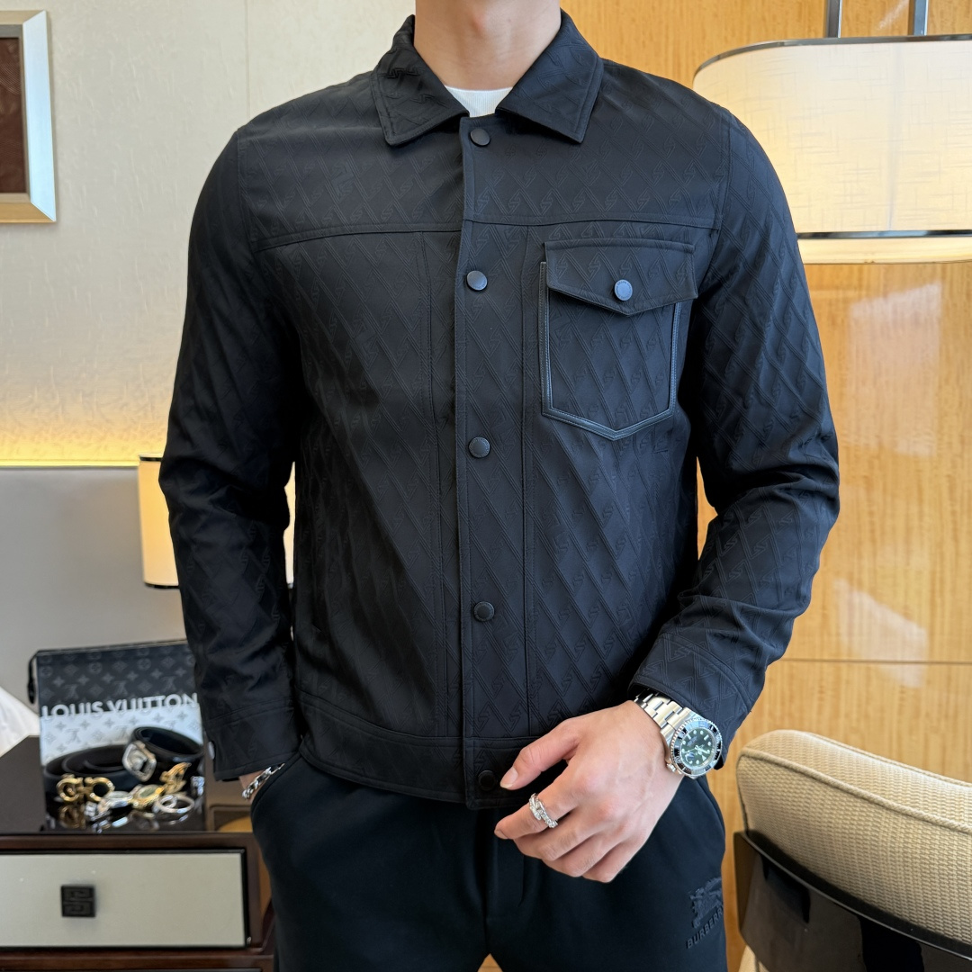 NO:523132,JINIA - 2025ss autumn and winter hot boutique jacket, customized high-quality polyester fabric!  Top-level fashion brand elements logo design, complete with three standards!  The original hardware and accessories have smooth lines and exquisite craftsmanship, excellent upper body style, comfortable fabric, windproof and warm, and casual matching are very fashionable, handsome, casual and fashionable men's must-have!  Size M-3XL can wear up to 190 catties!  ,zegna,jackets & coats,jackets & coats,alexander wang19860909杰尼娅 - 2025ss秋冬大爆款精品夹克外套,定制高品质聚酯纤维面料！顶级时尚大牌元素logo设计,三标齐全！原版五金辅料,线条流畅,工艺精致,上身版型超赞,面料舒适,挡风保暖,随意搭配都非常时尚帅气休闲时尚男仕必备款哦！尺码M-3XL 最大可穿190斤！,,zegna,jackets & coats,jackets & coats,alexander wang,Men's clothing