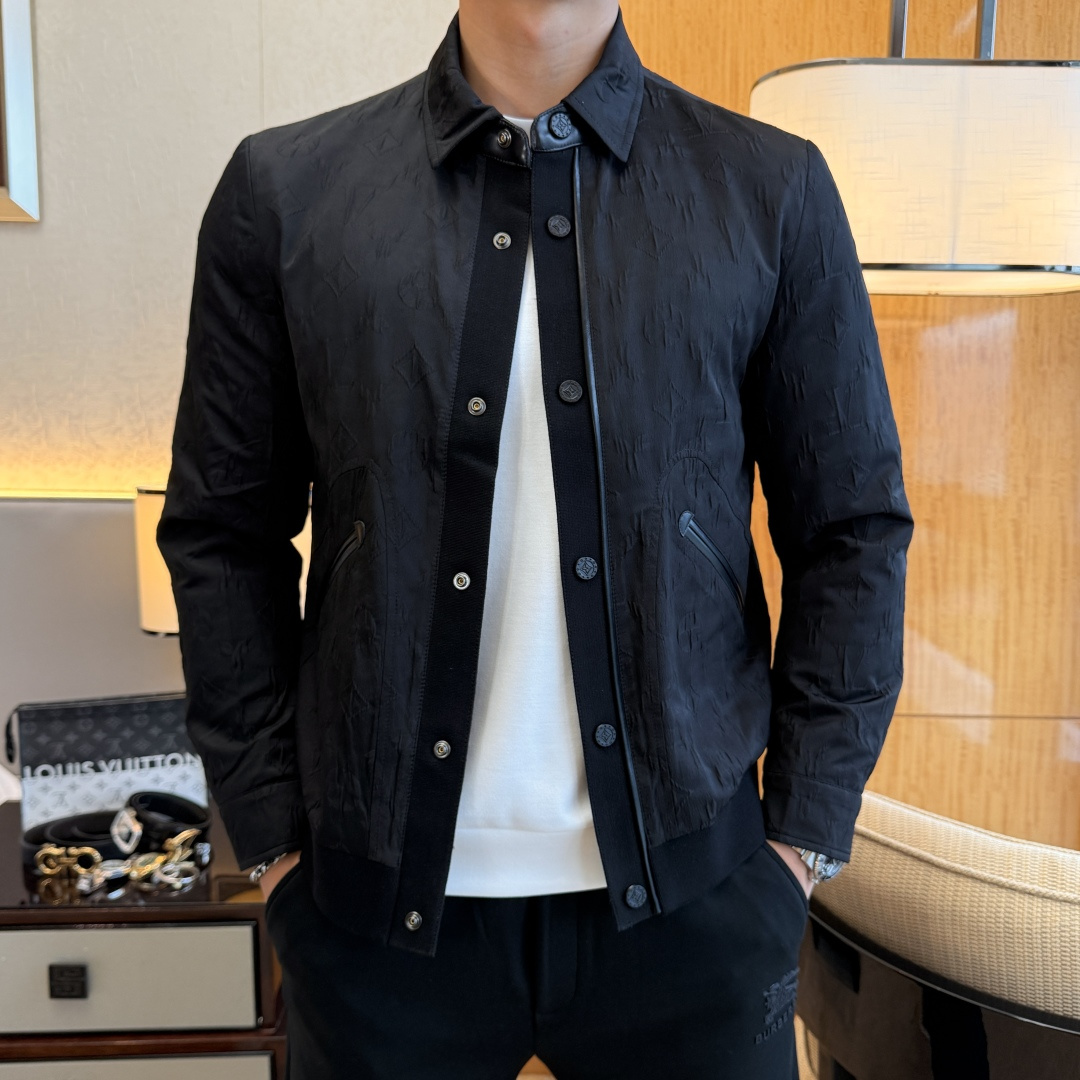 NO:549333,LV - 2025ss autumn and winter boutique jackets, customized high-quality polyester fiber fabric!  Top-level fashion brand elements logo design, complete with three standards!  The original hardware and accessories have smooth lines and exquisite craftsmanship, excellent upper body style, comfortable fabric, windproof and warm, and casual matching are very fashionable, handsome, casual and fashionable men's must-have!  Size M-3XL can wear up to 190 catties!  ,,louis vuitton,jackets & coats,jackets & coats,alexander wang19860909LV - 2025ss秋冬大爆款精品夹克外套,定制高品质聚酯纤维面料！顶级时尚大牌元素logo设计,三标齐全！原版五金辅料,线条流畅,工艺精致,上身版型超赞,面料舒适,挡风保暖,随意搭配都非常时尚帅气休闲时尚男仕必备款哦！尺码M-3XL 最大可穿190斤！,,louis vuitton,jackets & coats,jackets & coats,alexander wang,Men's clothing