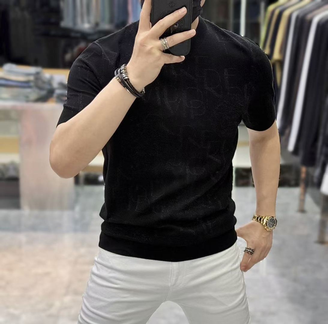 NO:523116,Versace - 2025ss autumn and winter half-sleeved knitted sweater series!  Casual business wear, essential for inner wear, selected top-grade - worsted mulberry silk blended fabric, delicate feel, close-fitting and comfortable without tying, good upper body style, warm wear, the counter logo design is very unique, male gods, don’t miss it!  Size M-3XL, versace,alexander wang19860909范思哲 -2025ss秋冬半袖针织毛衫系列！休闲商务外穿 内搭必备款,精选上等-精纺桑蚕丝混纺面料,面料手感细腻,贴身舒适不扎肉,上身版型好 穿着保暖,专柜标志设计非常独特,男神们别错过！ 尺码 M-3XL,,versace,alexander wang,Men's clothing