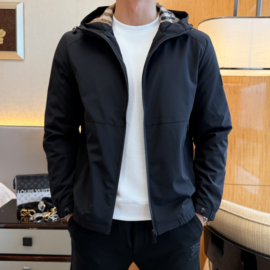 NO:522471,Burberry - 2025ss autumn and winter boutique jackets, customized high-quality polyester fabric!  Top-level fashion brand elements logo design, complete with three standards!  The original hardware and accessories have smooth lines and exquisite craftsmanship, excellent upper body style, comfortable fabric, windproof and warm, and casual matching are very fashionable, handsome, casual and fashionable men's must-have!  Size M-3XL can wear up to 190 catties!  ,burberry,jackets & coats,jackets & coats,alexander wang19860909巴宝莉 - 2025ss秋冬大爆款精品夹克外套,定制高品质聚酯纤维面料！顶级时尚大牌元素logo设计,三标齐全！原版五金辅料,线条流畅,工艺精致,上身版型超赞,面料舒适,挡风保暖,随意搭配都非常时尚帅气休闲时尚男仕必备款哦！尺码M-3XL 最大可穿190斤！,,burberry,jackets & coats,jackets & coats,alexander wang,Men's clothing
