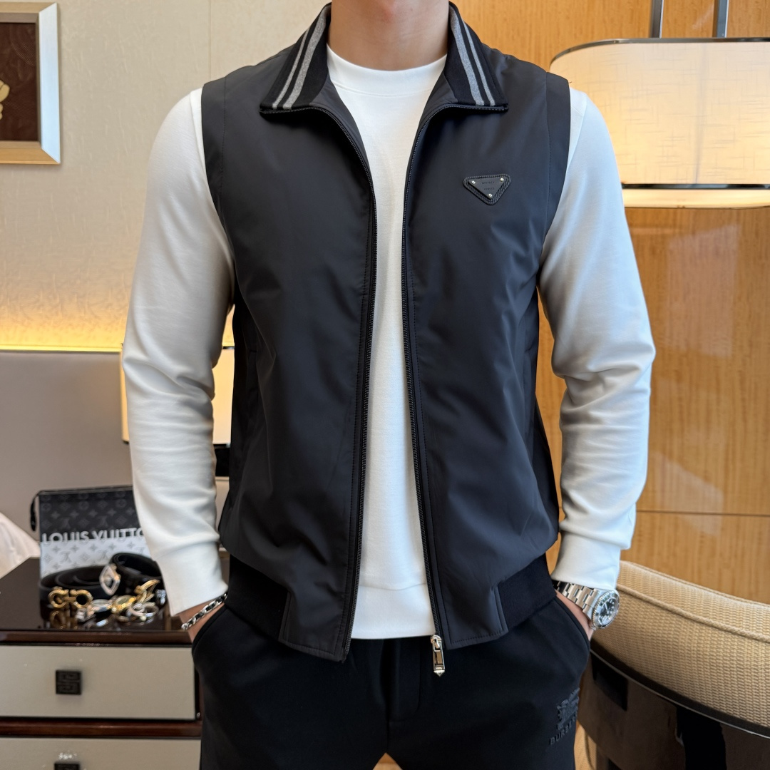 NO:523136,BV - 2025ss big hit autumn vest jacket, customized high-quality polyester fiber fabric!  Top-level fashion brand elements logo design, complete with three standards!  The original hardware and accessories have smooth lines and exquisite craftsmanship, excellent upper body style, comfortable fabric, windproof and warm, and casual matching are very fashionable, handsome, casual and fashionable men's must-have!  Size M-3XL can wear up to 190 catties!  ,,bottega veneta,jackets & coats,alexander wang19860909BV - 2025ss大爆款秋装马甲夹克,定制高品质聚酯纤维面料！顶级时尚大牌元素logo设计,三标齐全！原版五金辅料,线条流畅,工艺精致,上身版型超赞,面料舒适,挡风保暖,随意搭配都非常时尚帅气休闲时尚男仕必备款哦！尺码M-3XL 最大可穿190斤！,,bottega veneta,jackets & coats,alexander wang,Men's clothing