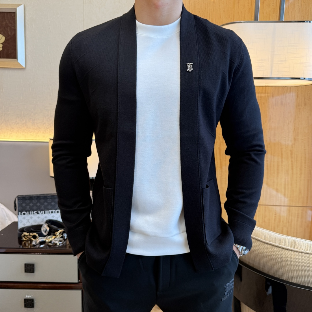 NO:523138,JINIA - 2025 autumn and winter new men's wool knitted cardigan jacket. The counter is selling hot items, and a versatile item that every major fashion buyer celebrity handed over. It is simple and fashionable and beautiful, with a gentleman look on the upper body. The whole sweater is not only exquisite in texture, but also fine and fine work evenly and neat. The overall beauty and generous ensure that the silhouette of the clothes is not easy to deform. Customized wool fabrics are neither loose nor tight, and have a very good restoration. A fashion item that combines cold resistance and fashion in autumn and winter. m-3XL, zegna, jackets & coats, sweaters, alexander wang19860909杰尼娅 - 2025秋冬新款男士羊毛针织开衫外套.专柜在售爆款单品,各大时尚买手明星人手一件的百搭单品.简单时尚甚是好看,上身绅士范十足.整件毛衣不单纹理工艺精美,走线更是精工细作均匀整齐.整体美观大方保证了衣服的廓形不易变形.定制羊毛面料,既不会很宽松也不会很紧绷,恢复性非常好.秋冬御寒与时尚兼备的一款时装单品.m-3XL,,zegna,jackets & coats,sweaters,alexander wang,Men's clothing