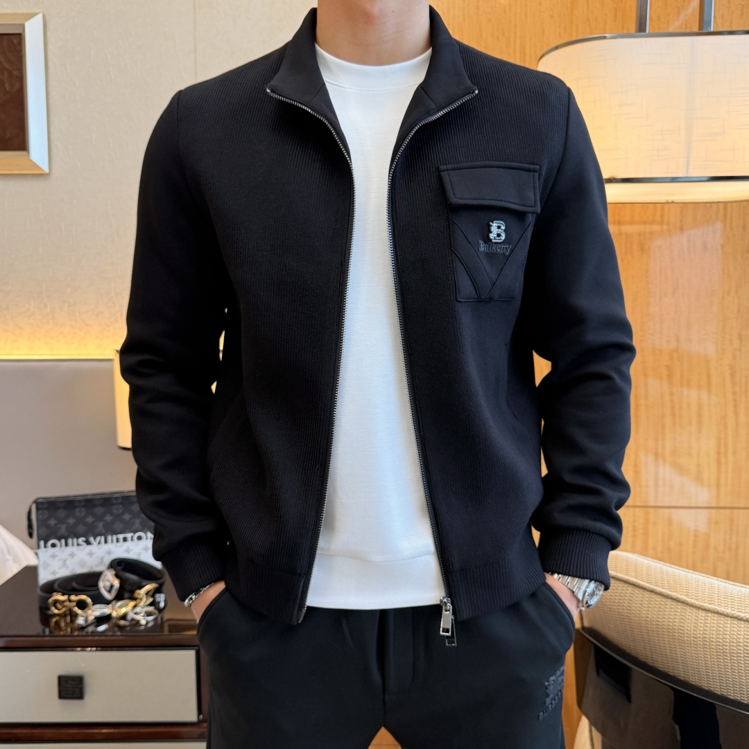 NO:523130,Burberry - 2025ss autumn and winter hot-sized knitted jackets, customized high-quality polyester fiber fabric!  Top-level fashion brand elements logo design, complete with three standards!  The original hardware and accessories have smooth lines and exquisite craftsmanship, excellent upper body style, comfortable fabric, windproof and warm, and casual matching are very fashionable, handsome, casual and fashionable men's must-have!  Size M-3XL can wear up to 190 catties!  ,burberry,jackets & coats,jackets & coats,alexander wang19860909巴宝莉 - 2025ss秋冬大爆款精品针织夹克外套,定制高品质聚酯纤维面料！顶级时尚大牌元素logo设计,三标齐全！原版五金辅料,线条流畅,工艺精致,上身版型超赞,面料舒适,挡风保暖,随意搭配都非常时尚帅气休闲时尚男仕必备款哦！尺码M-3XL 最大可穿190斤！,,burberry,jackets & coats,jackets & coats,alexander wang,Men's clothing