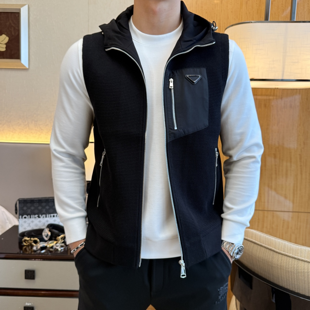 NO:519513,Prada - 2025ss big hit autumn vest jacket, customized high-quality polyester fabric!  Top-level fashion brand elements logo design, complete with three standards!  The original hardware and accessories have smooth lines and exquisite craftsmanship, excellent upper body style, comfortable fabric, windproof and warm, and casual matching are very fashionable, handsome, casual and fashionable men's must-have!  Size M-3XL can wear up to 190 catties!  ,,prada,jackets & coats,alexander wang19860909普拉达 - 2025ss大爆款秋装马甲夹克,定制高品质聚酯纤维面料！顶级时尚大牌元素logo设计,三标齐全！原版五金辅料,线条流畅,工艺精致,上身版型超赞,面料舒适,挡风保暖,随意搭配都非常时尚帅气休闲时尚男仕必备款哦！尺码M-3XL 最大可穿190斤！,,prada,jackets & coats,alexander wang,Men's clothing