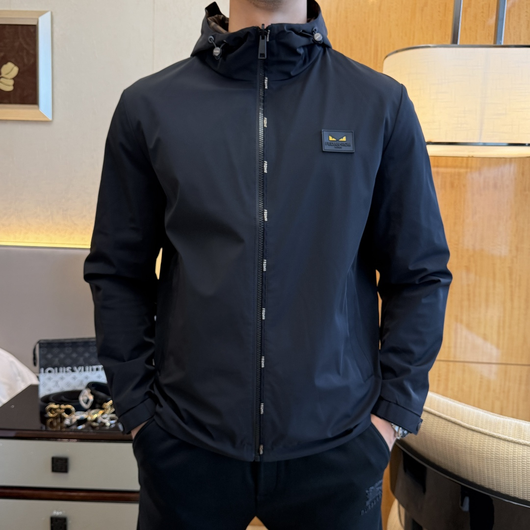 NO:519507,Fendi - 2025ss autumn and winter big double-sided jacket, customized high-quality polyester fiber fabric!  Top-level fashion brand elements logo design, complete with three standards!  The original hardware and accessories have smooth lines and exquisite craftsmanship, excellent upper body style, comfortable fabric, windproof and warm, and casual matching are very fashionable, handsome, casual and fashionable men's must-have!  Size M-3XL can wear up to 190 catties!  ,fendi,jackets & coats,alexander wang19860909芬迪 - 2025ss秋冬大爆款双面穿夹克,定制高品质聚酯纤维面料！顶级时尚大牌元素logo设计,三标齐全！原版五金辅料,线条流畅,工艺精致,上身版型超赞,面料舒适,挡风保暖,随意搭配都非常时尚帅气休闲时尚男仕必备款哦！尺码M-3XL 最大可穿190斤！,,fendi,jackets & coats,alexander wang,Men's clothing