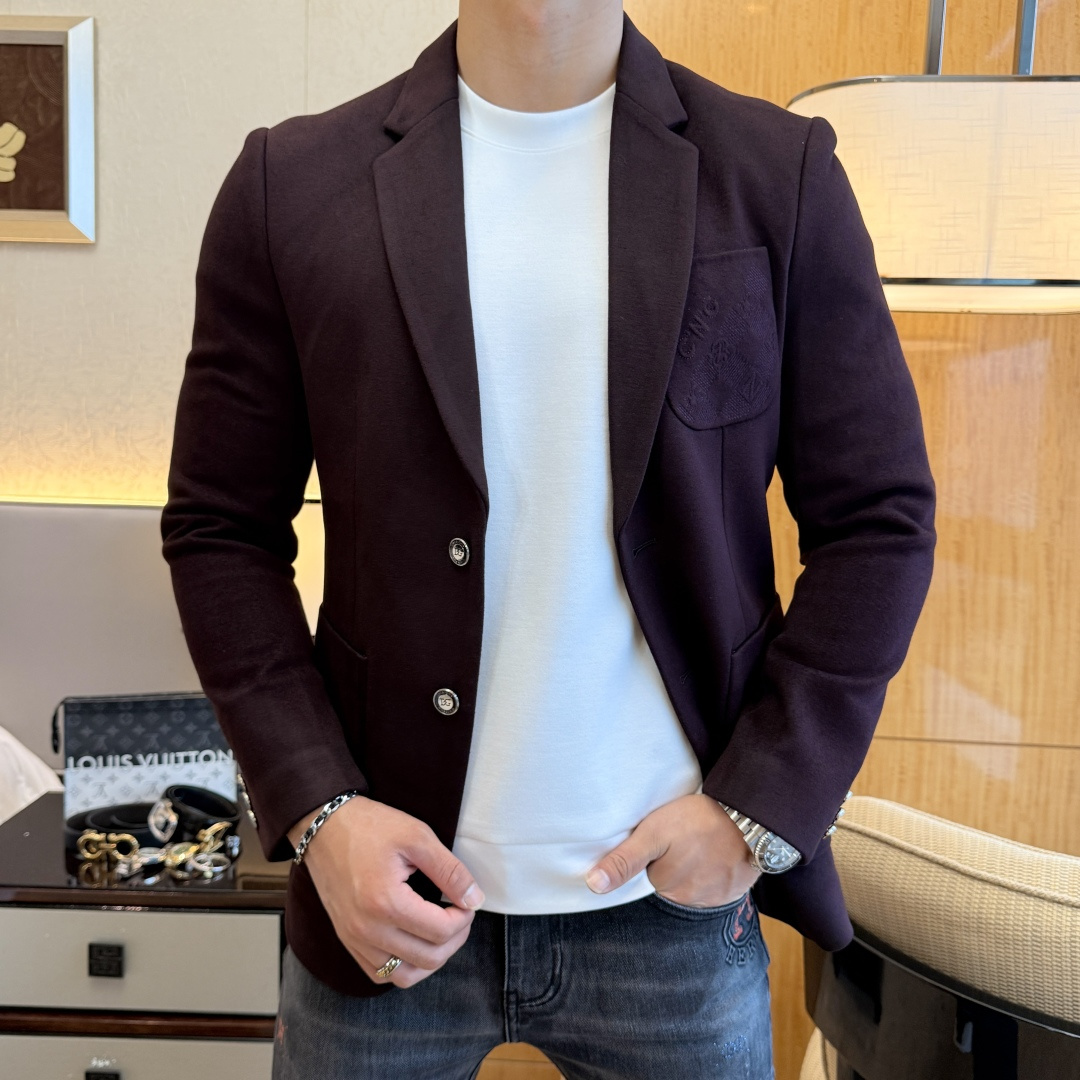 NO:520826,DG - 2025ss Snake Year Autumn and Winter Casual Wool Suit Jacket is the most fashionable and simple design, atmospheric and decent, and it highlights the exquisiteness in a casual manner. Fabric This technology customized polyester fiber fabric is not a traditional design, it looks more young and fashionable. Details are very particular. The upper body effect is a regular style but the tailoring is very special. The effect is not loose or slim. It is moderate. No matter how fat and thin you wear it, there are different styles and sizes 48-56,,jackets & coats,business suit,alexander wang19860909DG - 2025ss蛇年秋冬大爆款休闲羊毛西装外套 最为时尚简约设计,大气得体,随意中凸显精致.面料 此款科技定制聚酯纤维面料, 不是传统的设计 更加显得年轻时尚 细节 非常讲究 上身效果属于常规款但是剪裁非常特别 效果并不是宽松 也不是修身 属于适中 无论胖瘦穿上身 都有不同的风格尺码48-56,,jackets & coats,business suit,alexander wang,Men's clothing