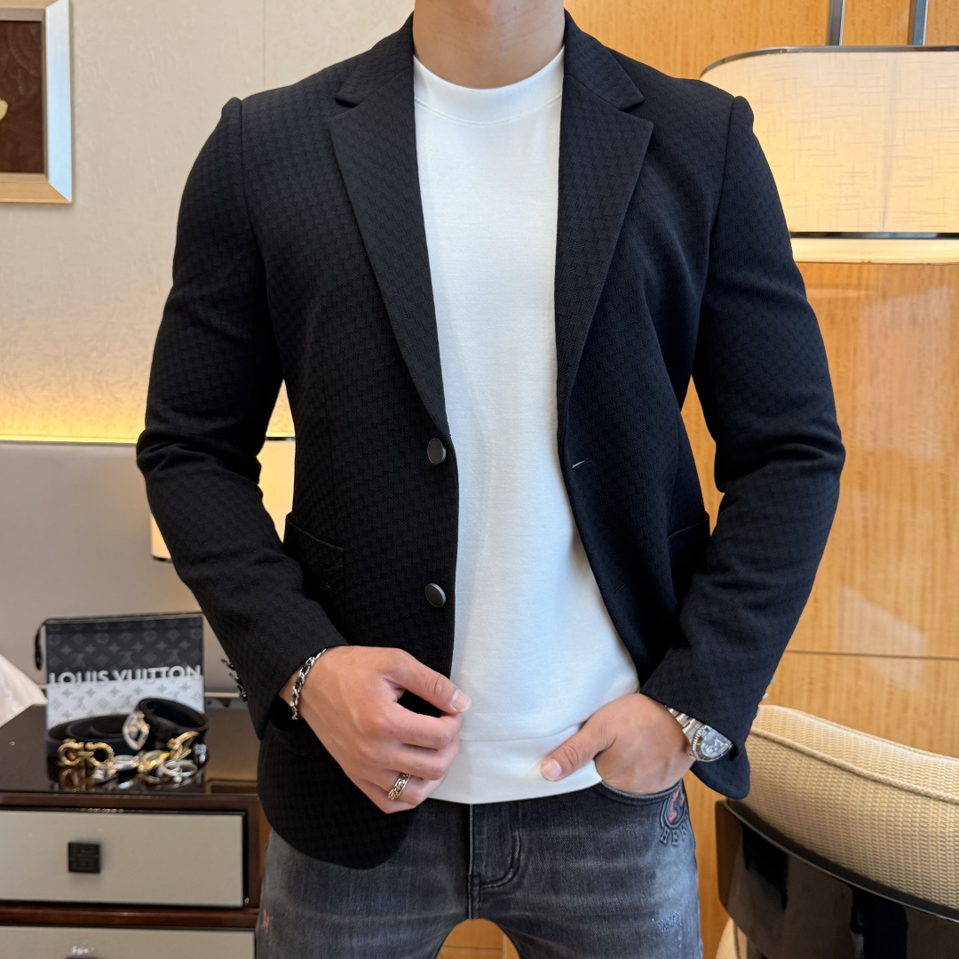 NO:519527,LV - 2025ss Snake Year Autumn and Winter Casual Suit Jacket The most fashionable and simple design, atmospheric and decent, highlighting exquisiteness in a casual manner. Fabric This technology customized polyester fiber fabric is not a traditional design, it looks more young and fashionable. Details are very particular. The upper body effect is a regular style but the tailoring is very special. The effect is not loose or slim. It is moderate. No matter how fat and thin you wear it, there are different styles and sizes 48-56,,louis vuitton,jackets & coats,business suit,alexander wang19860909LV - 2025ss蛇年秋冬大爆款休闲西装外套 最为时尚简约设计,大气得体,随意中凸显精致.面料 此款科技定制聚酯纤维面料, 不是传统的设计 更加显得年轻时尚 细节 非常讲究 上身效果属于常规款但是剪裁非常特别 效果并不是宽松 也不是修身 属于适中 无论胖瘦穿上身 都有不同的风格尺码48-56,,louis vuitton,jackets & coats,business suit,alexander wang,Men's clothing